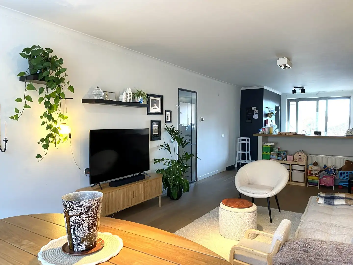 GEZELLIGE INSTAPKLARE RIJWONING MET 3 SLAAPKAMERS | TERRAS EN AUTOSTAANPLAATS foto 3