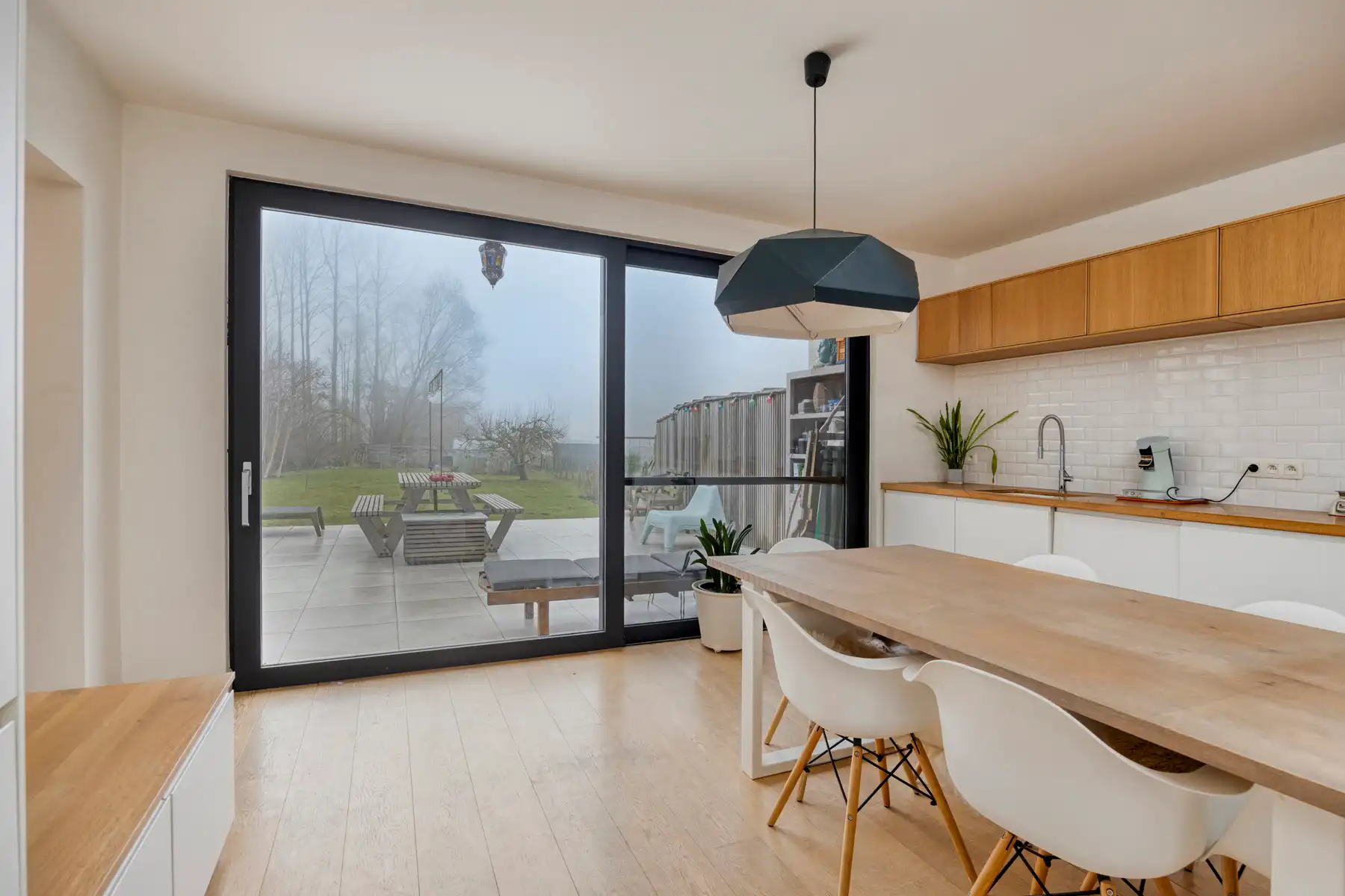 Leemans Immobiliën stelt u deze halfopen en bijzonder gezellige woning voor, gelegen in het hart van Merchtem.  foto 10