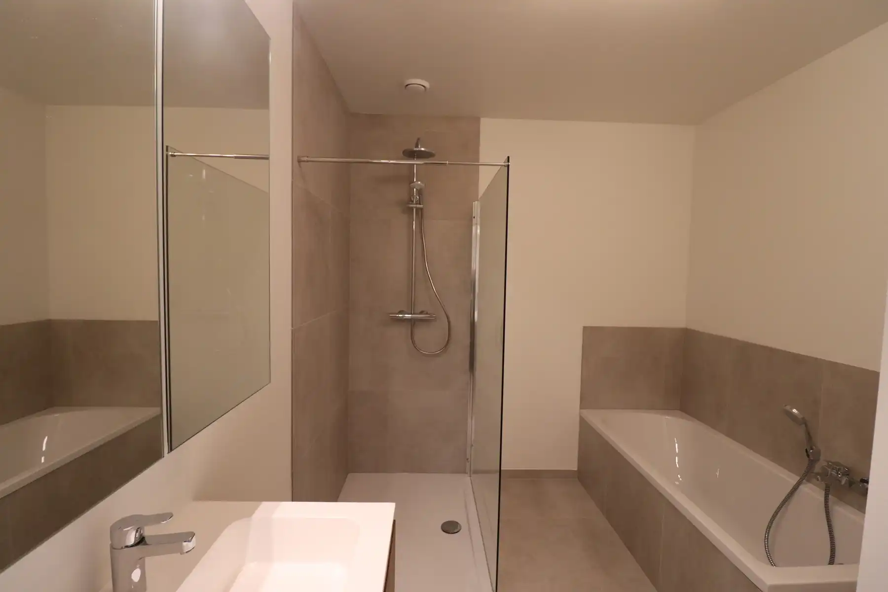 Nieuwbouwwoning met 3 slaapkamers, zolder, tuin en 2 autostaanplaatsen. foto 11