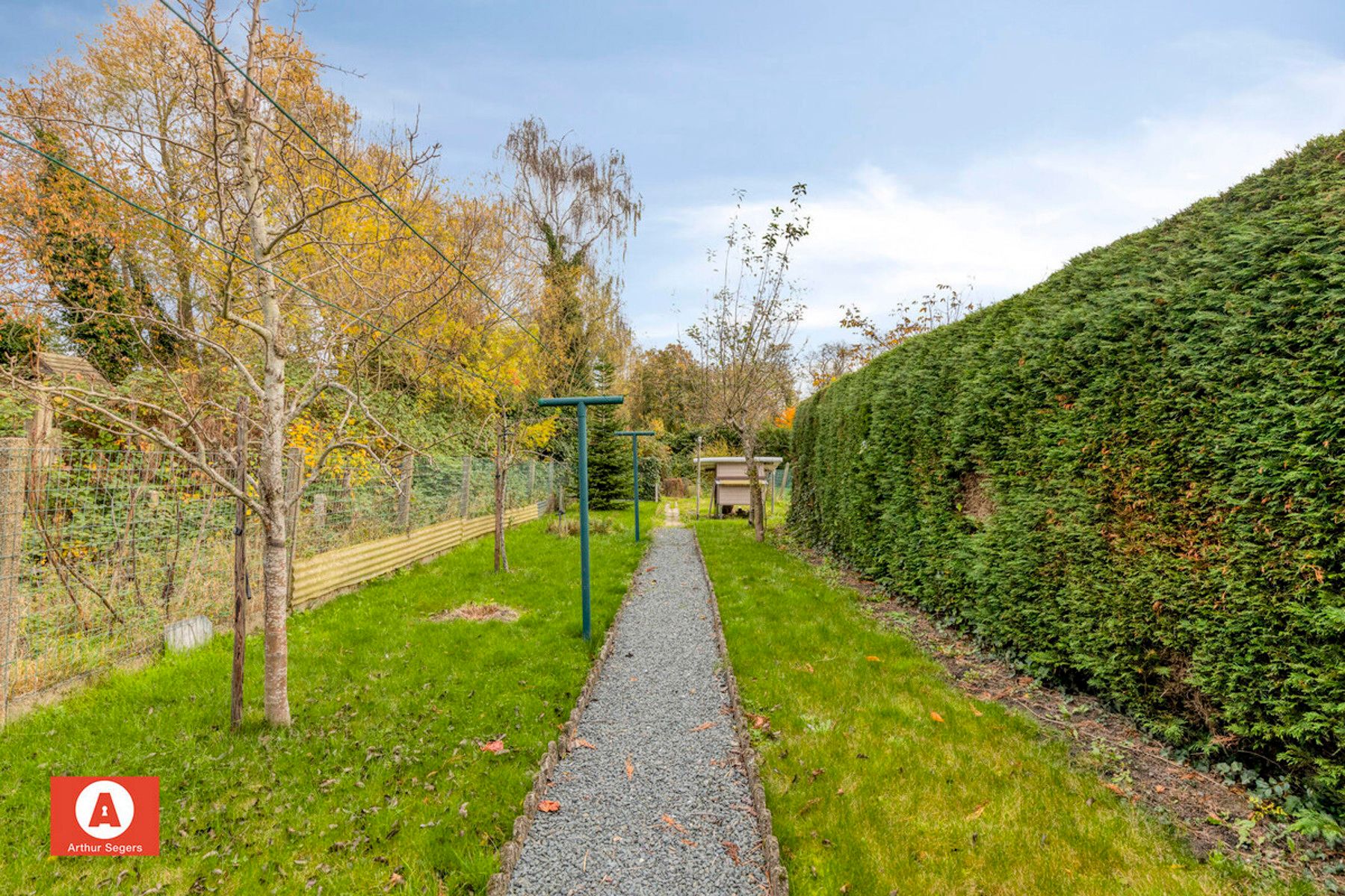 Verzorgde half-open bebouwing met oprit. foto 24