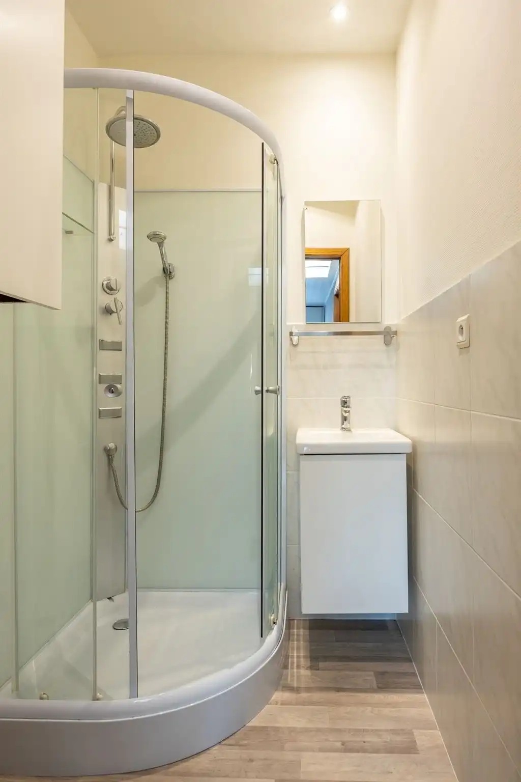 Instapklaar huis met ruime tuin  foto 23