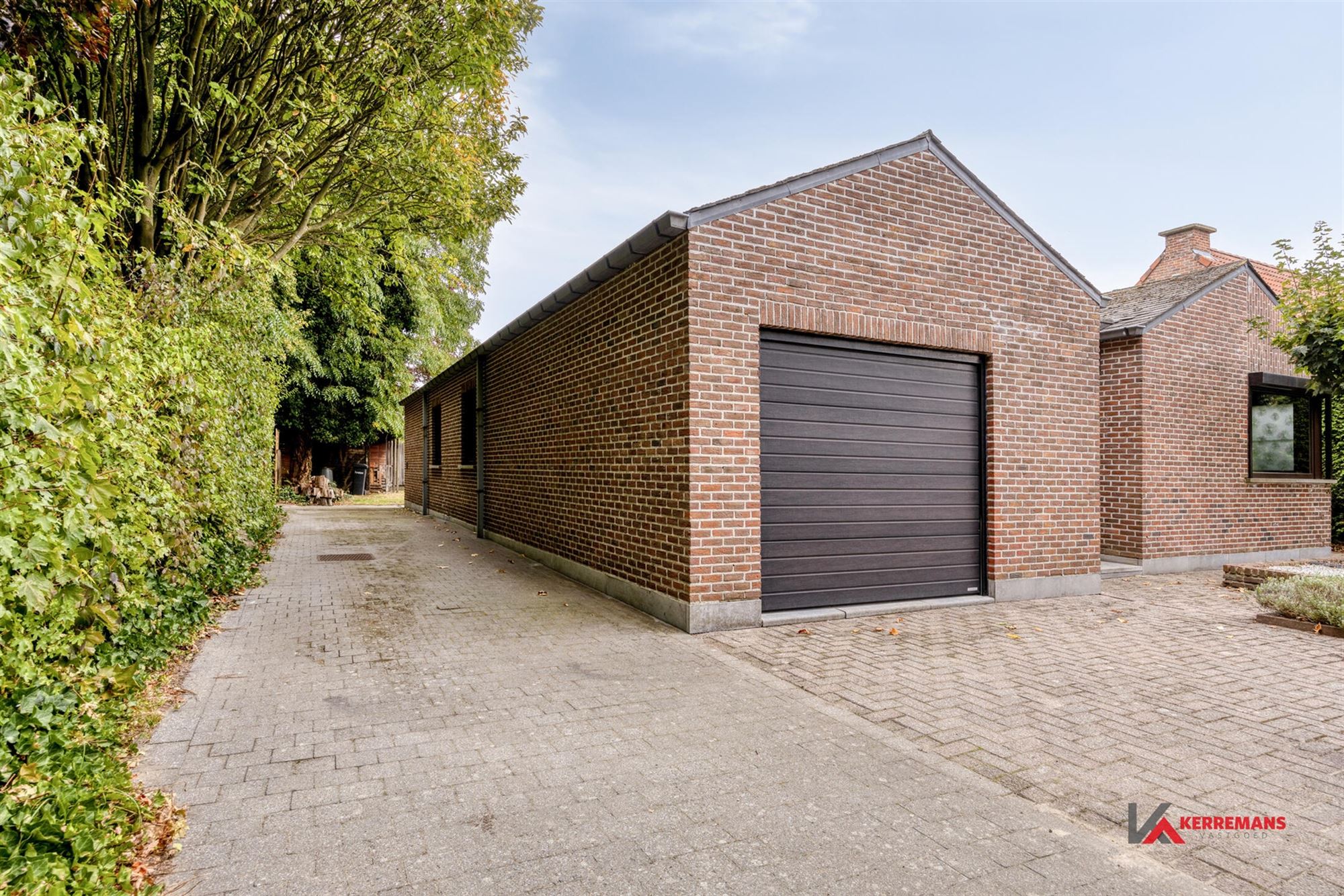 Laagbouwwoning met 3 slaapkamers, garage en tuin.  foto 2
