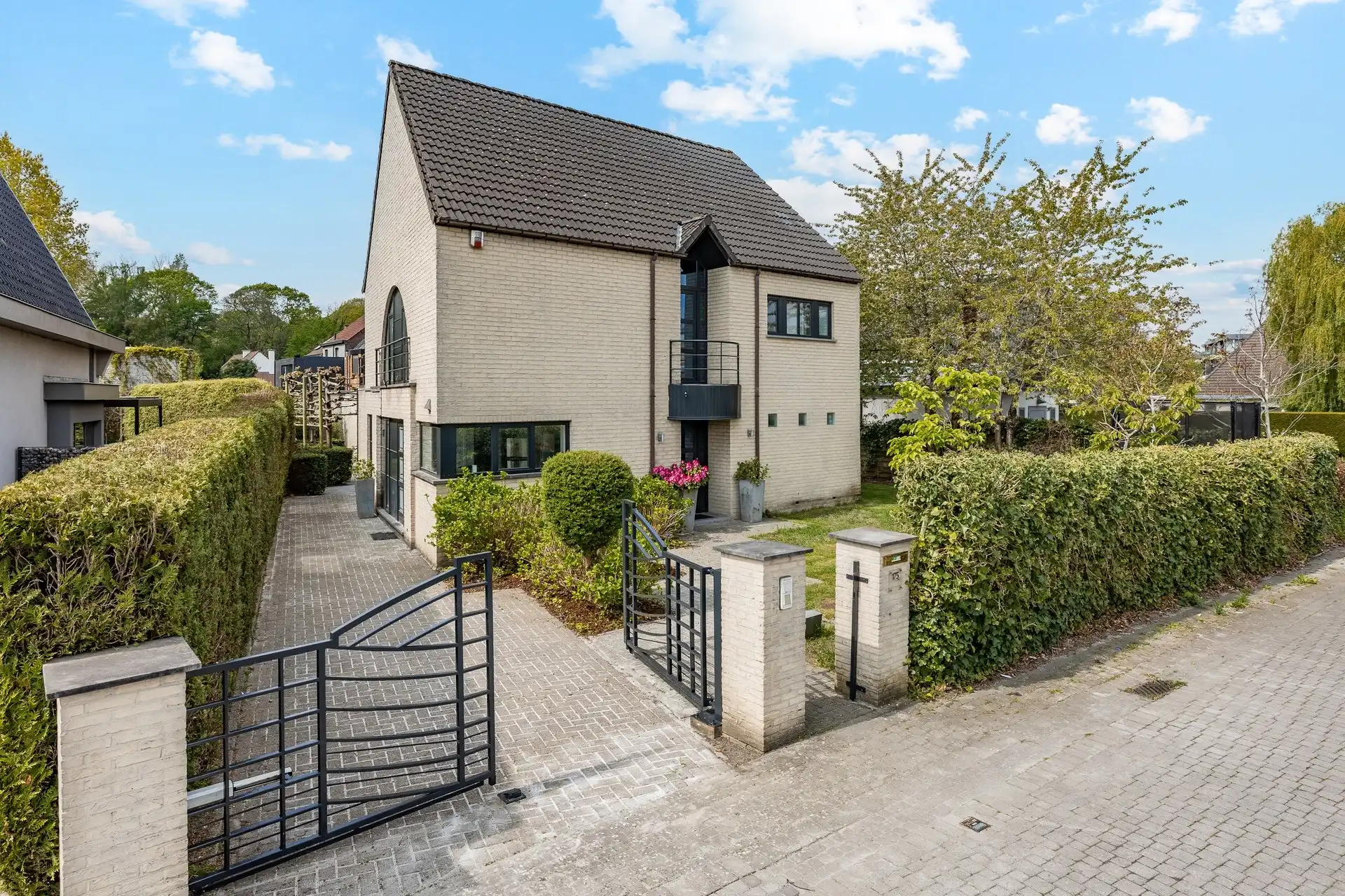 Instapklare en ruime gezinswoning met 5 slaapkamers, zonnige tuin en extra praktijk-/kantoorruimte op topligging te Aalst  foto {{pictureIndex}}