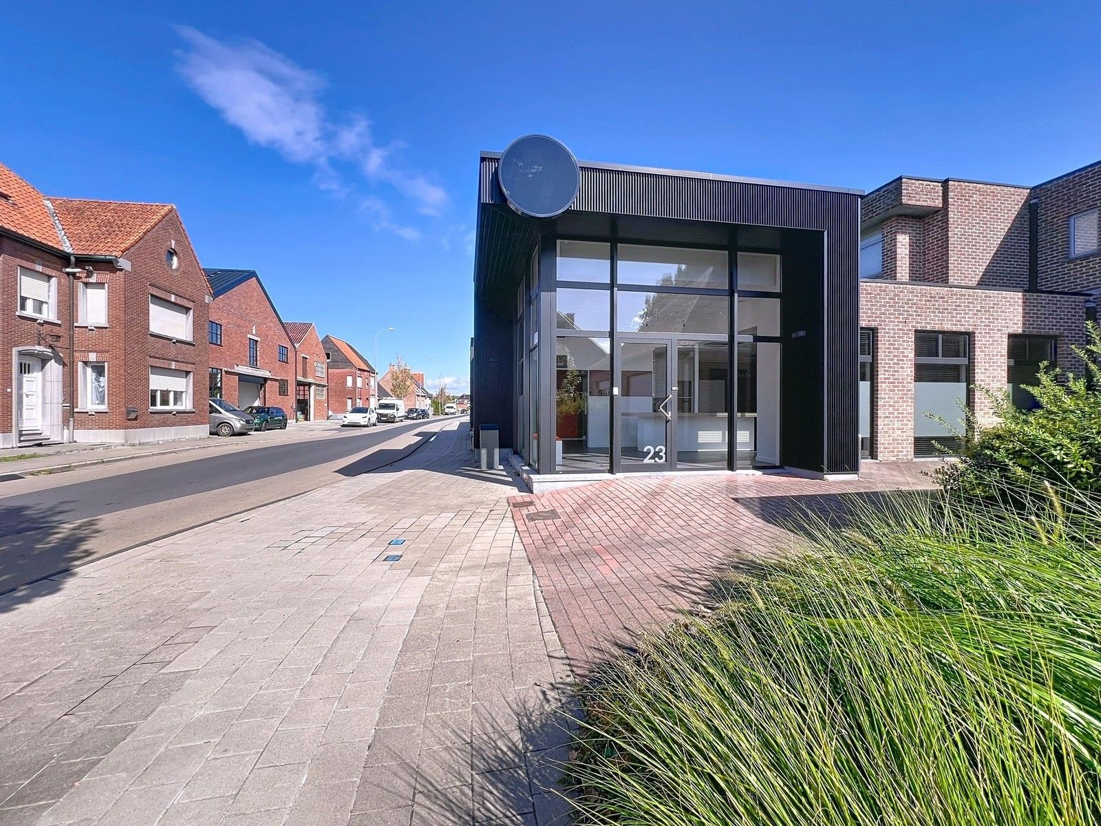 Instapklaar lichtrijk GERENOVEERD pand met mooie open kantoor/praktijkruimte en 4 aparte burelen/consultatieruimtes. foto 2