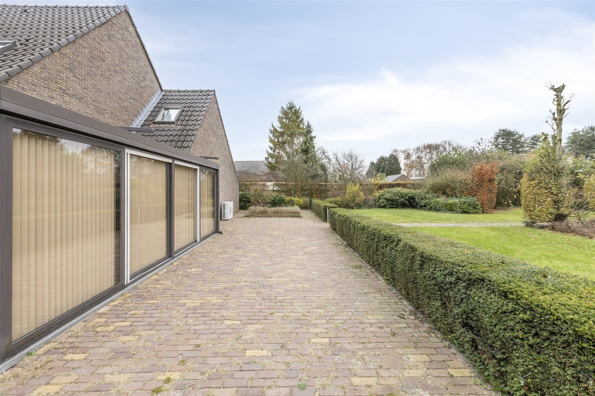 Ruime, goed onderhouden woning met prachtige tuin in Elsum Geel foto 28