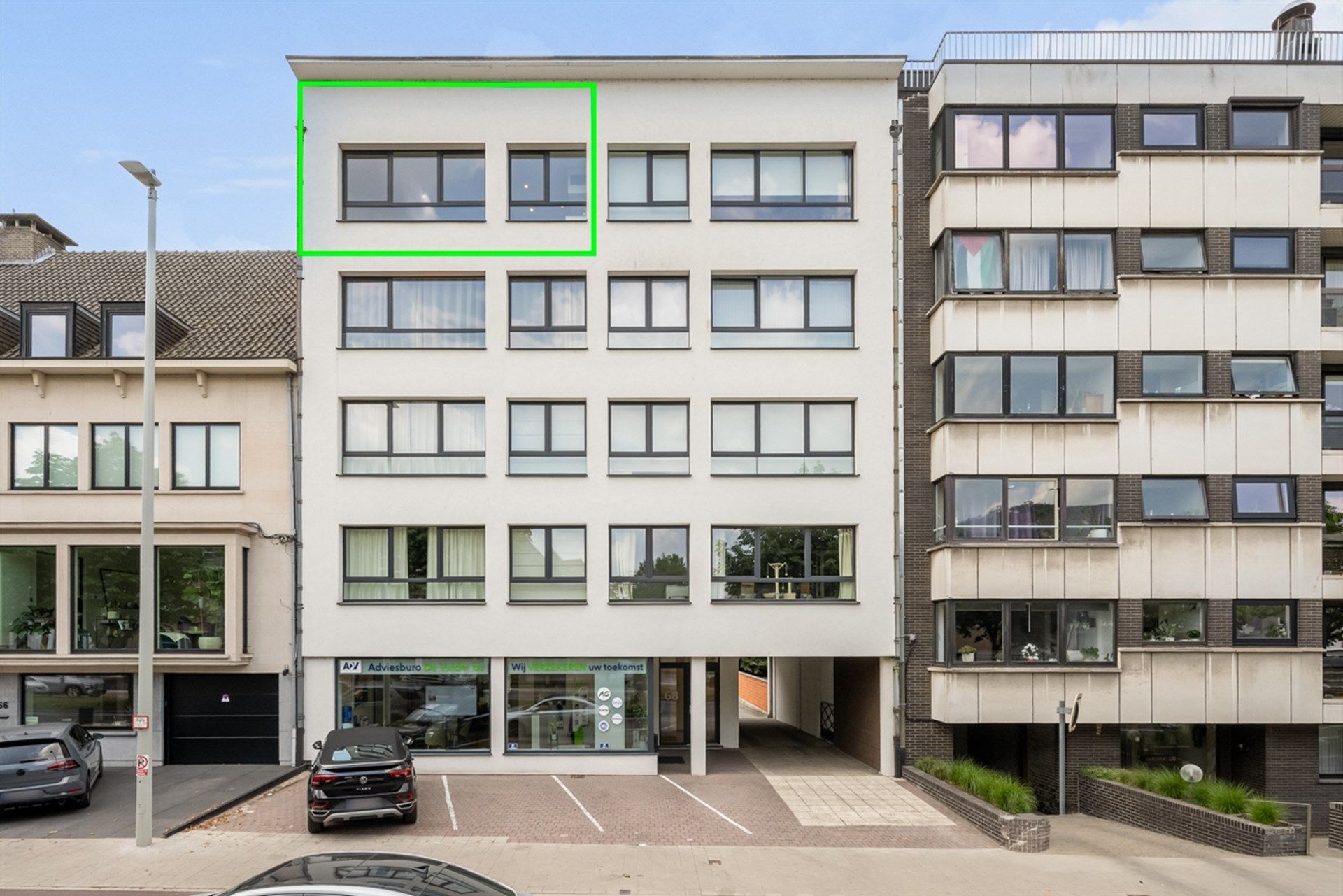Ruim en stijlvol appartement met terras en prachtig uitzicht in hartje Aalst foto {{pictureIndex}}