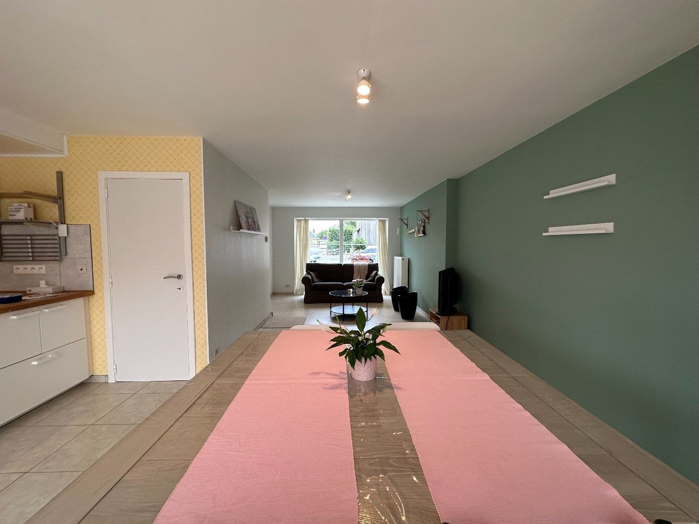 Centraal gelegen, lichtrijke woning met drie slaapkamers en garage foto 3