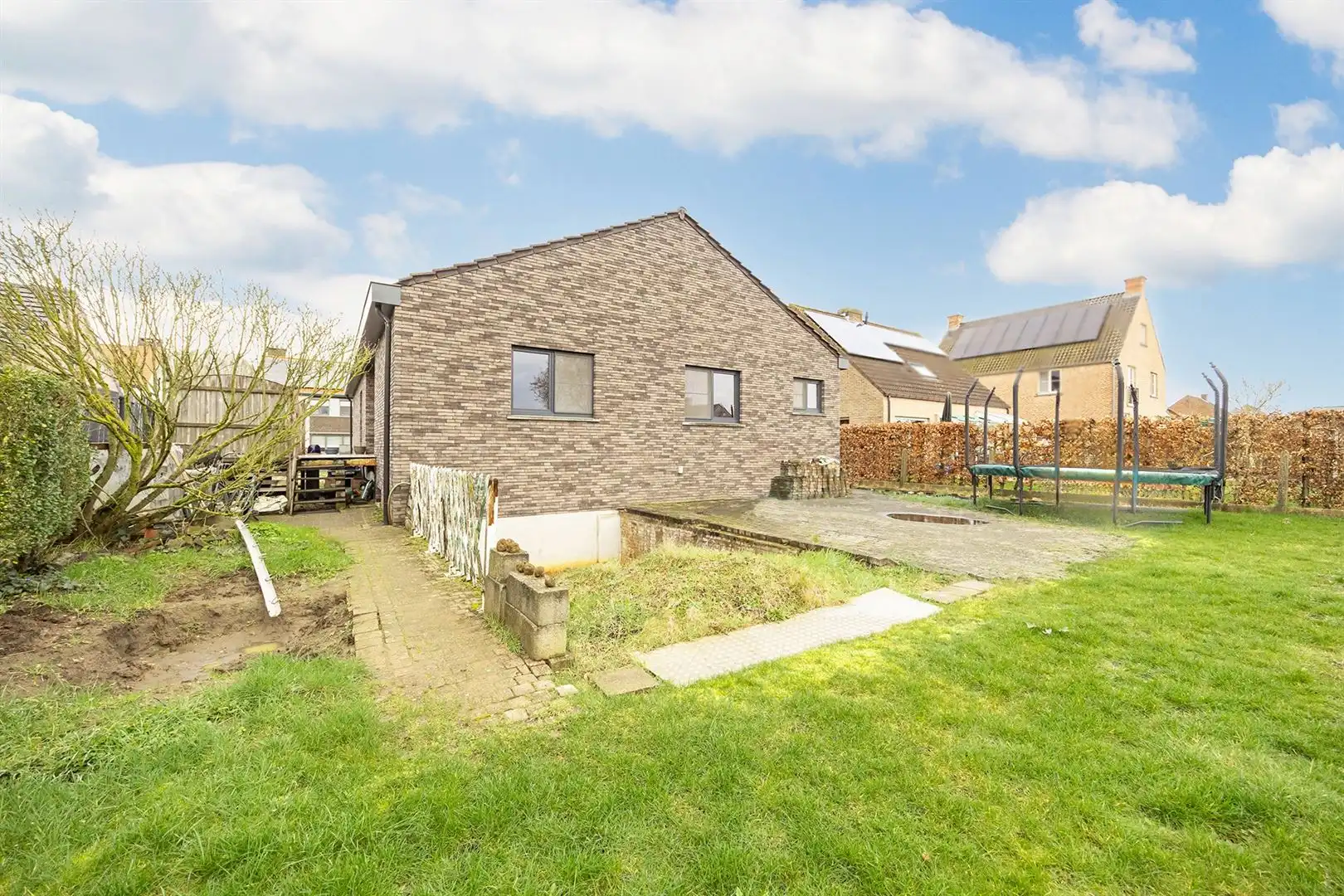 Instapklare laagbouwwoning op een rustige locatie.  foto 24