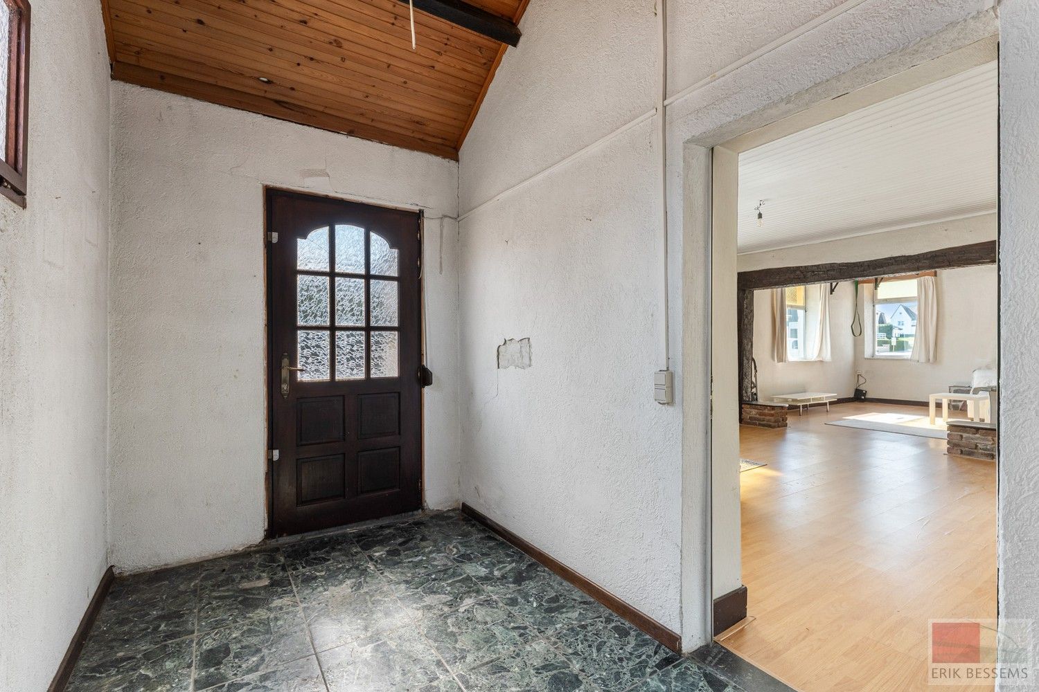 Charmante renovatiewoning met authentieke details en karaktervolle gevel. foto 2