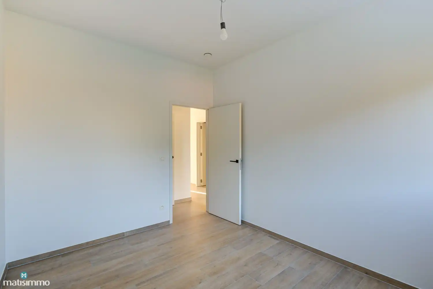 VOLLEDIG AFGEWERKTE EN GESCHILDERDE NIEUWBOUWWONING (EPB E10) MET 3 SLAAPKAMERS, OVERDEKT TERRAS, 2 GARAGES, KELDER EN AANGELEGDE TUIN IN WERM foto 22