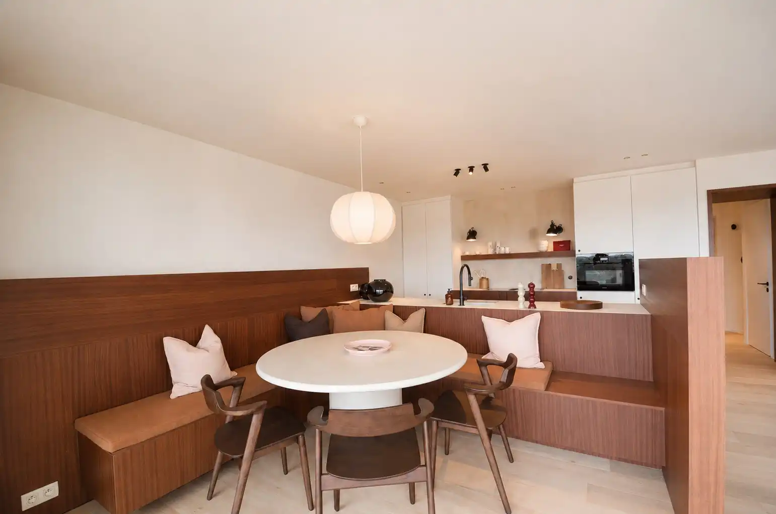 Prestigieus gerenoveerd appartement afgewerkt met hoogwaardige materialen gelegen nabij het Driehoeksplein. foto 14