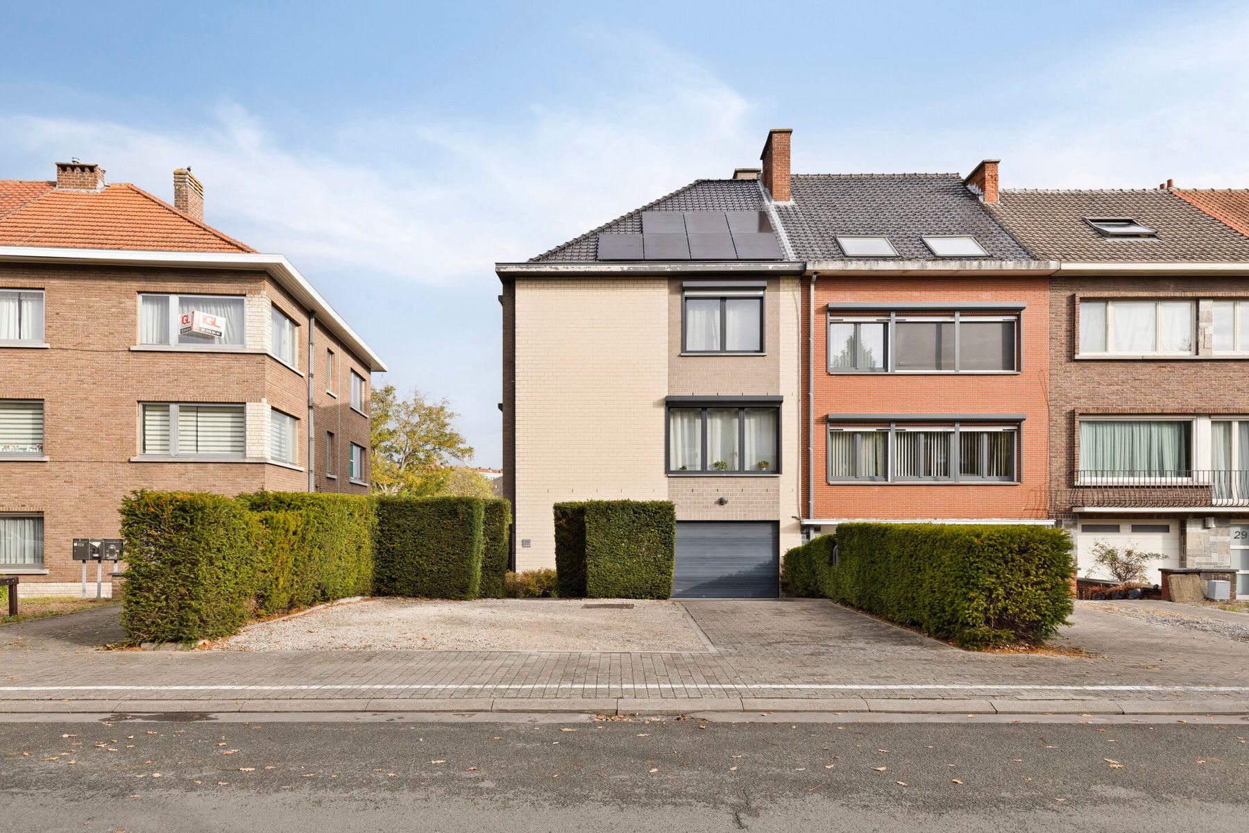 Ruime woning met 4 slaapkamers, garage en tuin foto {{pictureIndex}}