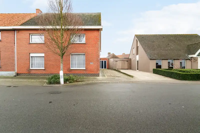 Westrozebeke-centrum. Te renoveren half open bebouwing, uitzonderlijke grote woning met veel bergruimte en garage. Potentieel als woonruimte 165-225m2. Tuin en tuinhuis. foto 20