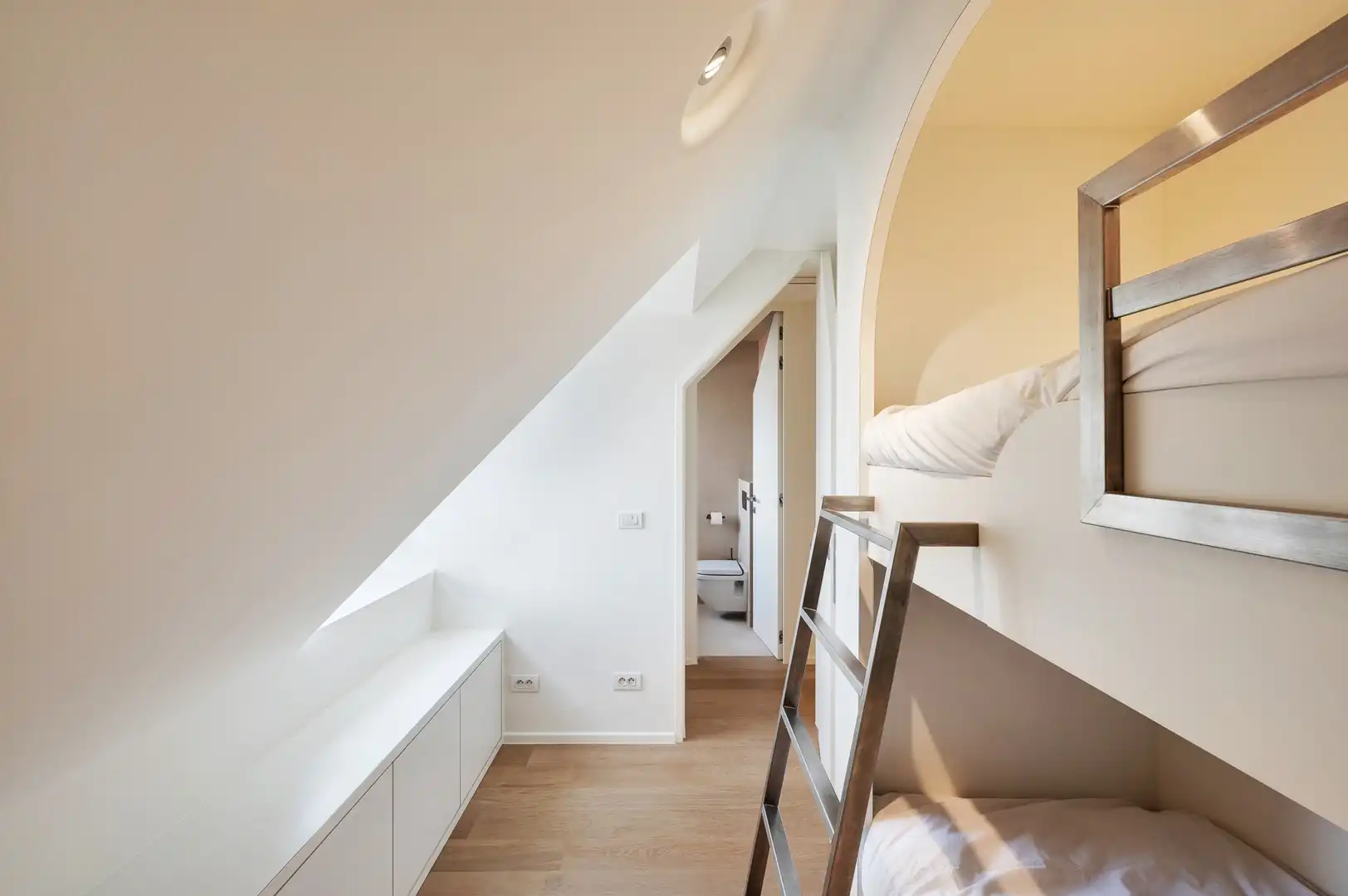 Sublieme zonnige penthouse met ruime terrassen en zijdelings zeezicht. foto 32