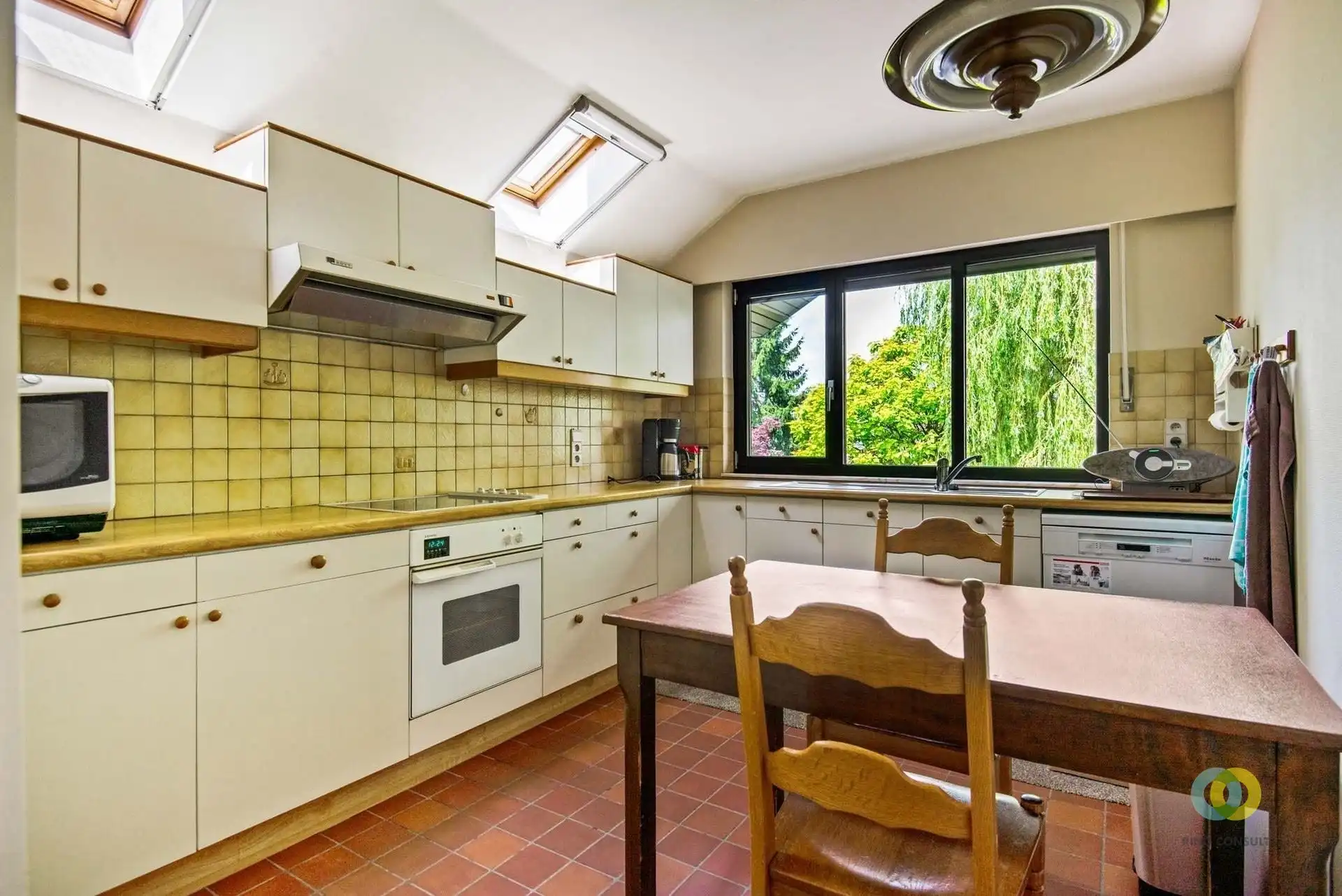 Ruime woning met praktijkruimte, garage en tuin foto 10