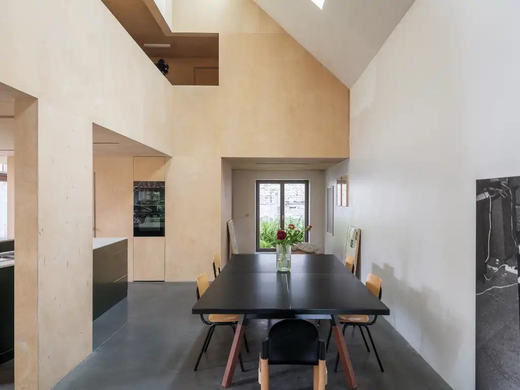 Uniek vastgoed! Exclusieve en creatieve site met twee kantoorruimtes, een polyvalent handelspand, een short-staystudio en een bijzonder architecturale split-levelwoning met ruime tuin, op een boogscheut van het stadscentrum. foto 15