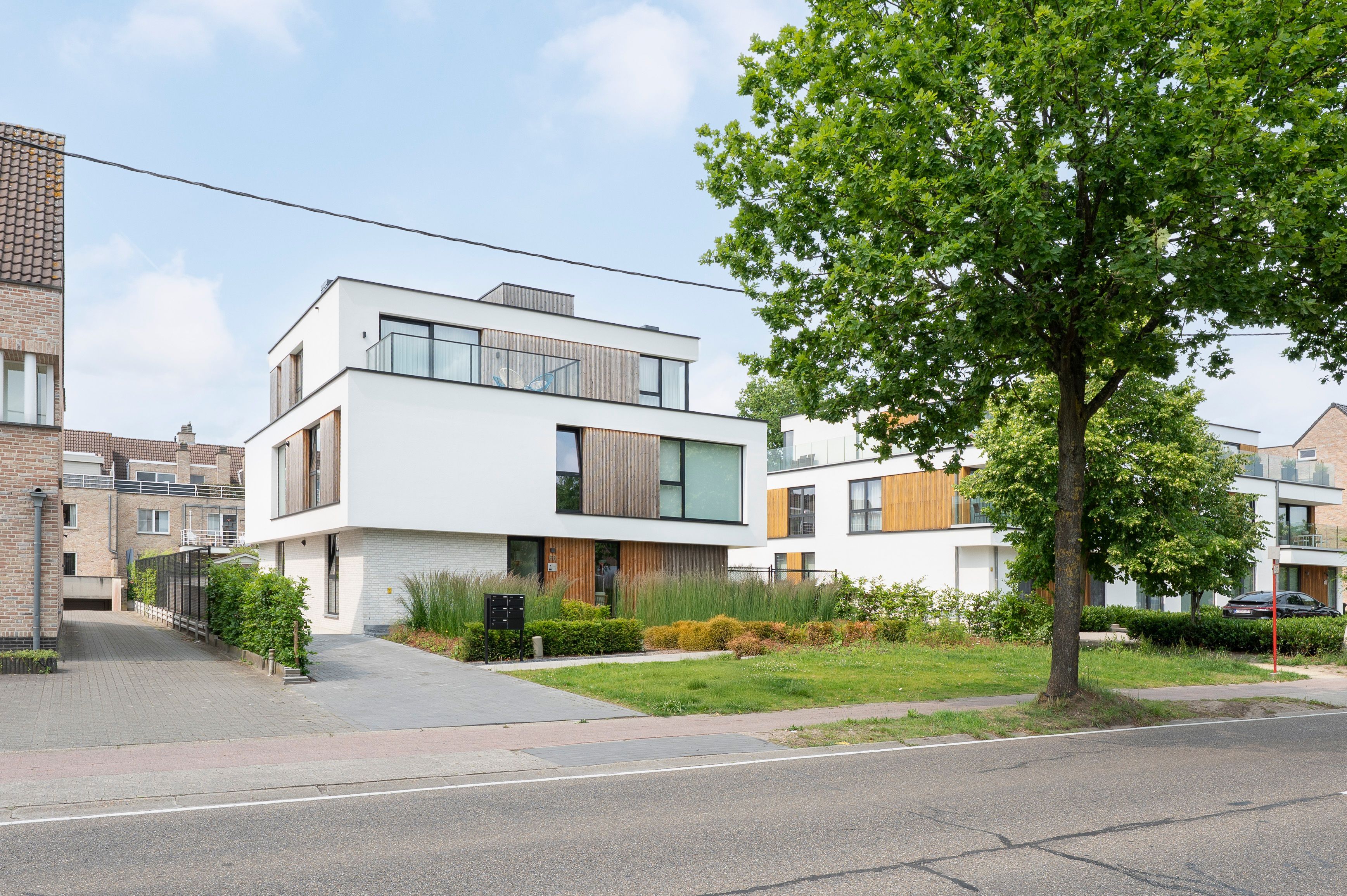 Instapklaar nieuwbouwappartement met 2 staanplaatsen en kelderberging in Brecht! foto {{pictureIndex}}