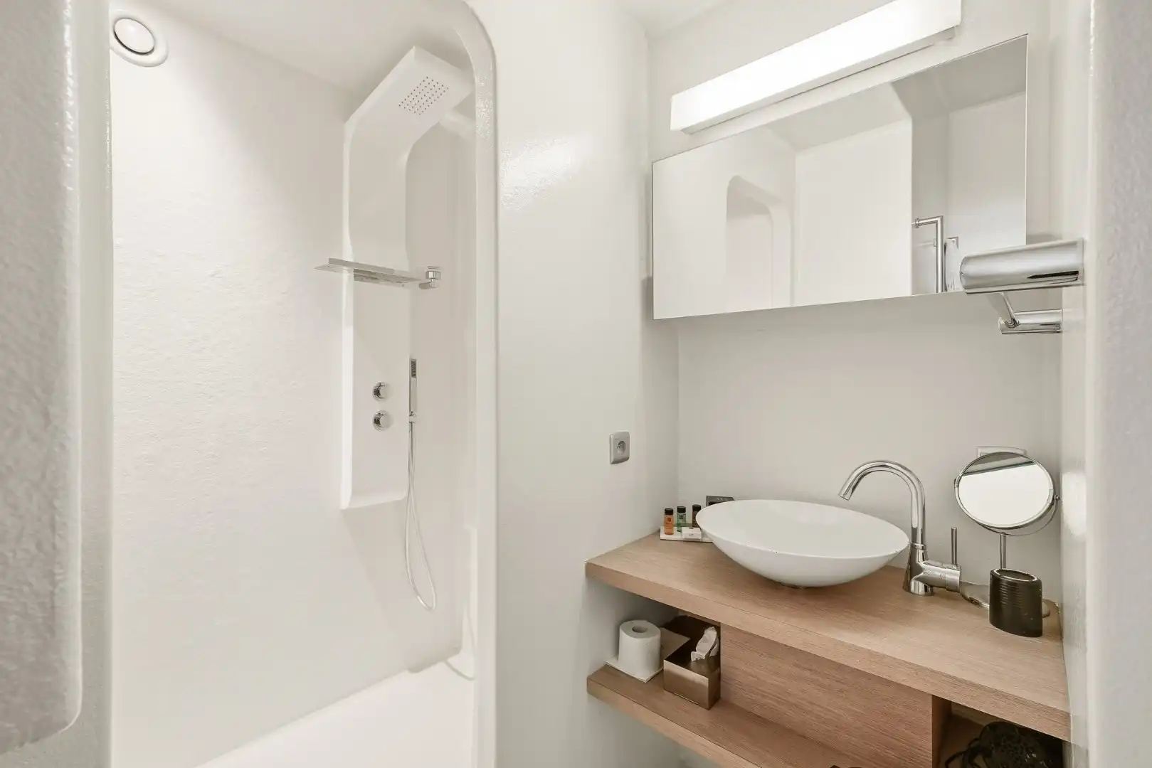 Unieke woonboot met B&B en vergunde ligplaats in Plassendale foto 25
