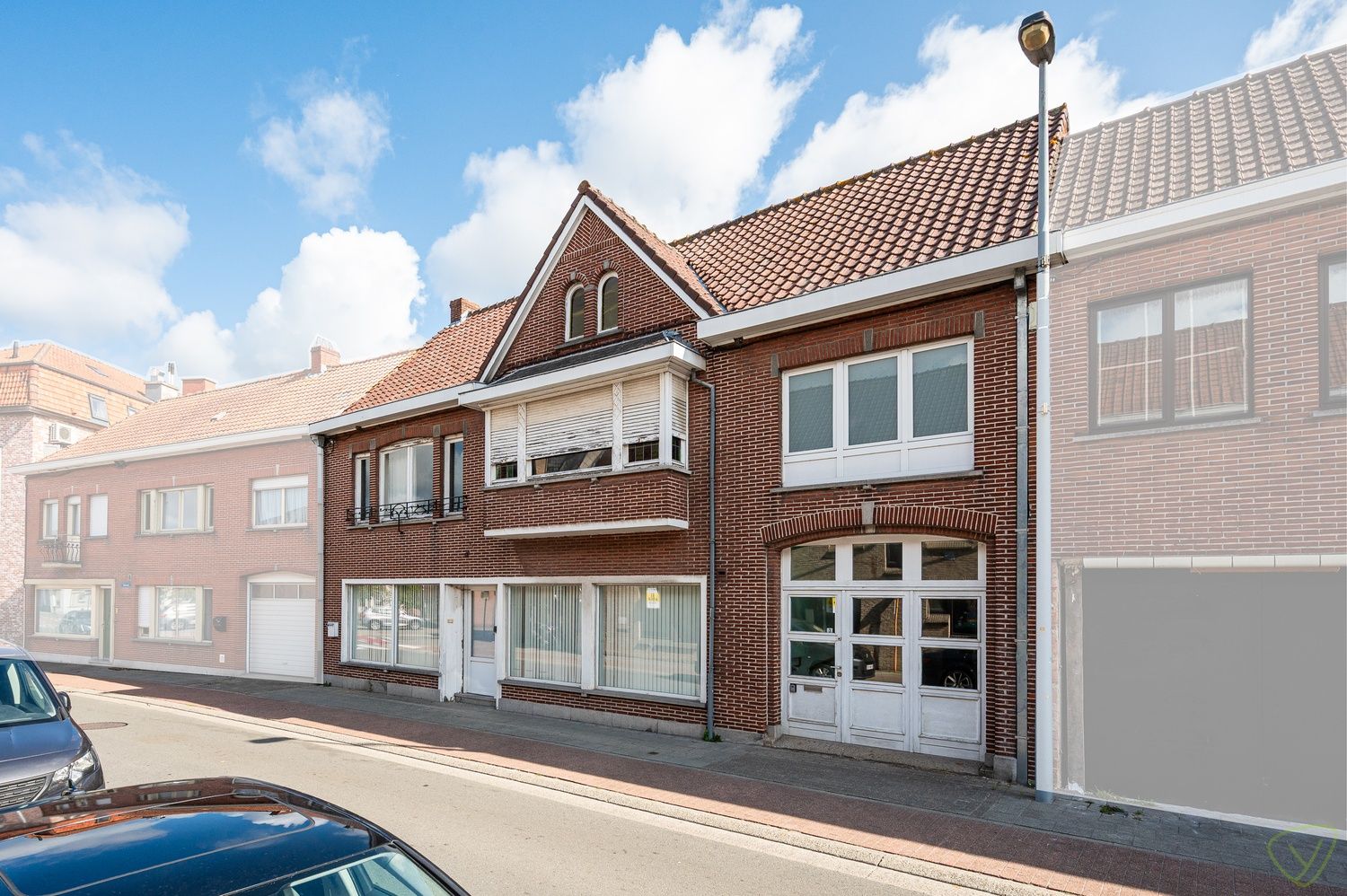 Hoofdfoto van de publicatie: Woning met winkelruimte te koop in het centrum van Ursel