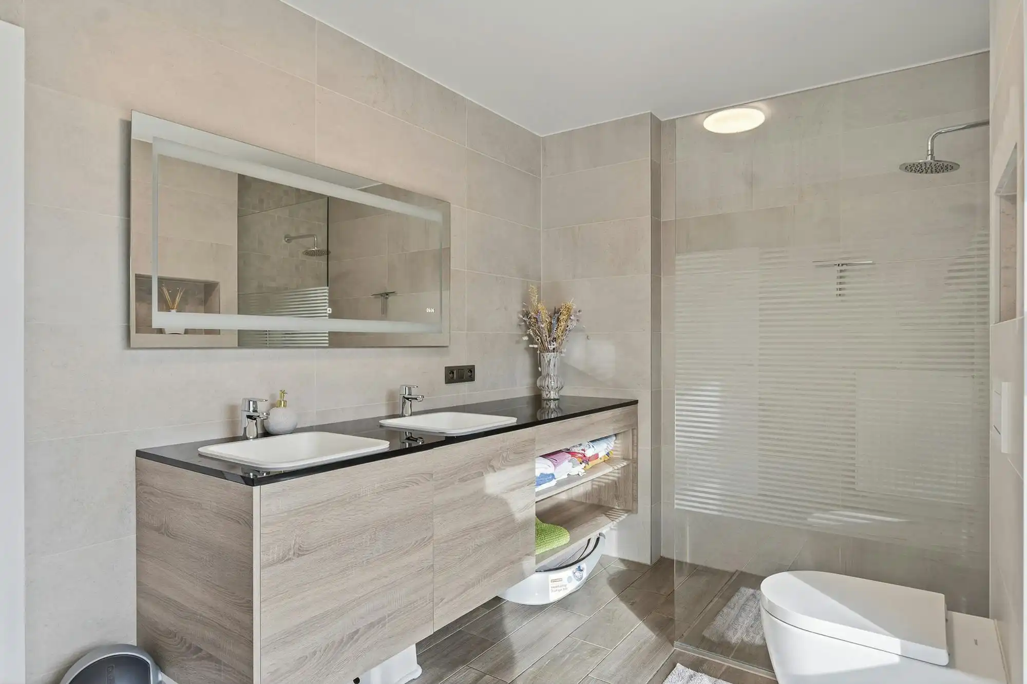 Luxe villa met exclusieve tuin en 600m2 magazijn in KMO-zone foto 14