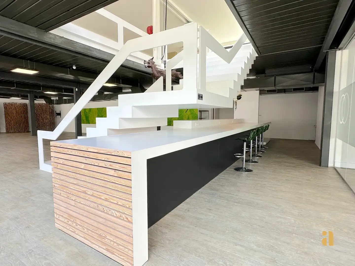 Architecturaal handelspand van 760m2 in Gent-Sint-Amandsberg foto {{pictureIndex}}