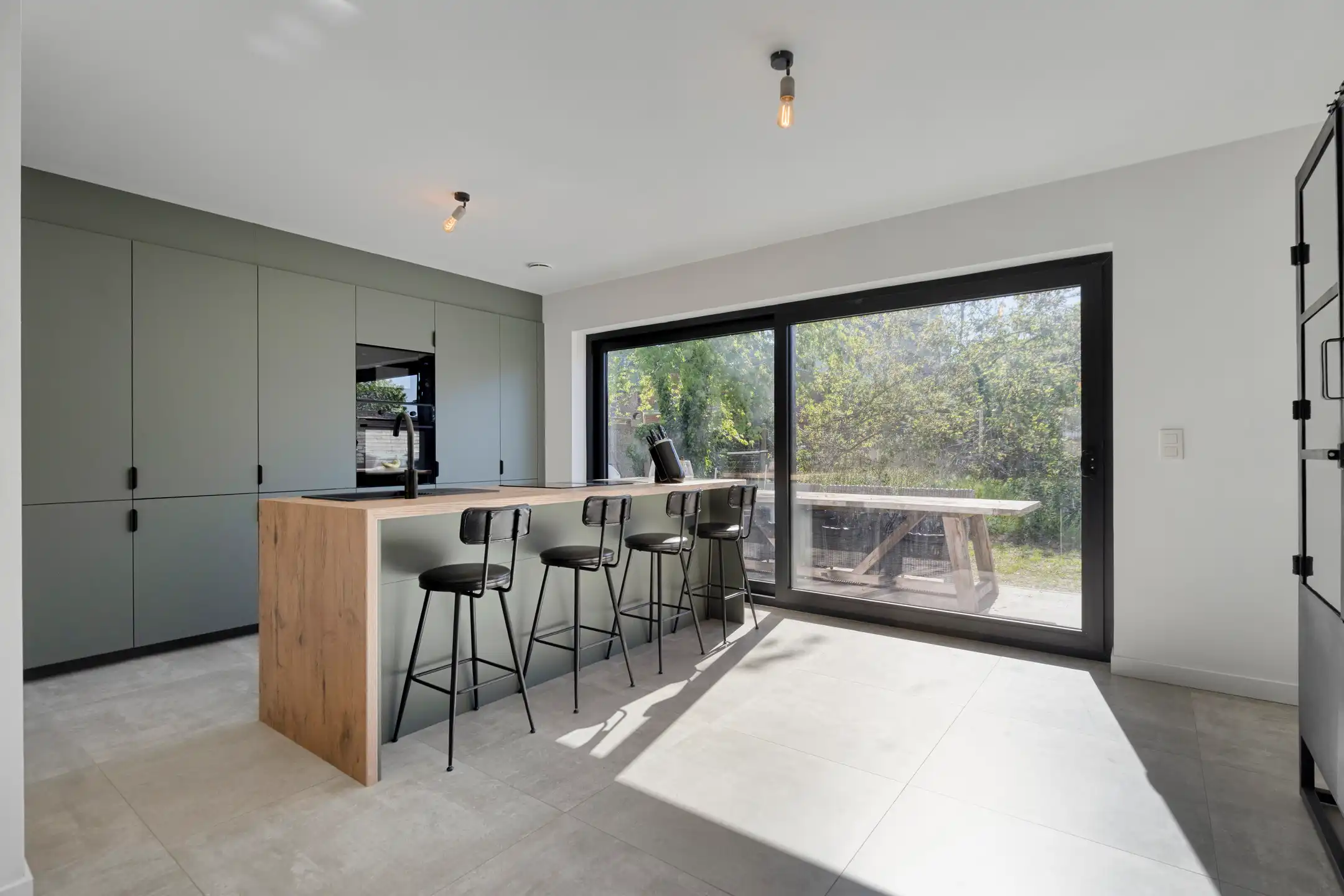 Trendy en lichtrijke woning met VEEL potentiëel foto 2