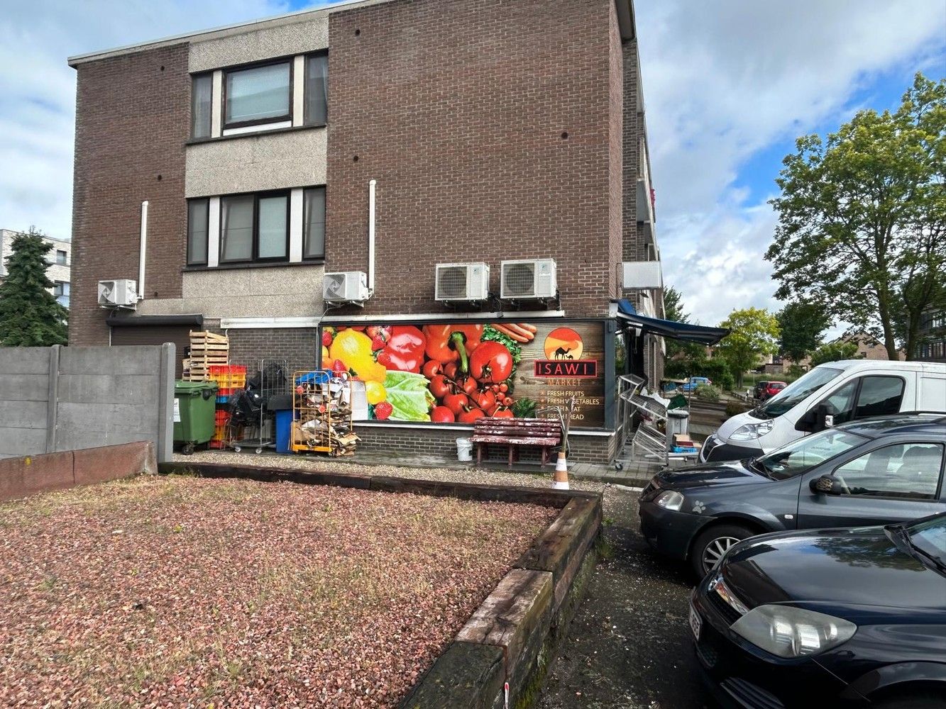 Handelsgelijkvloers 101m2 en kelderberging te Maaseik foto {{pictureIndex}}