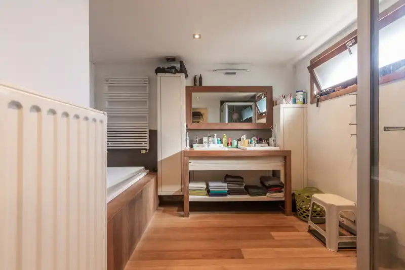 Ruime, luxueus ingerichte woning met 3 slaapkamers, grote garage (klein magazijntje), grote tuin...(energielabel D, zonnepanelen,...) foto 5