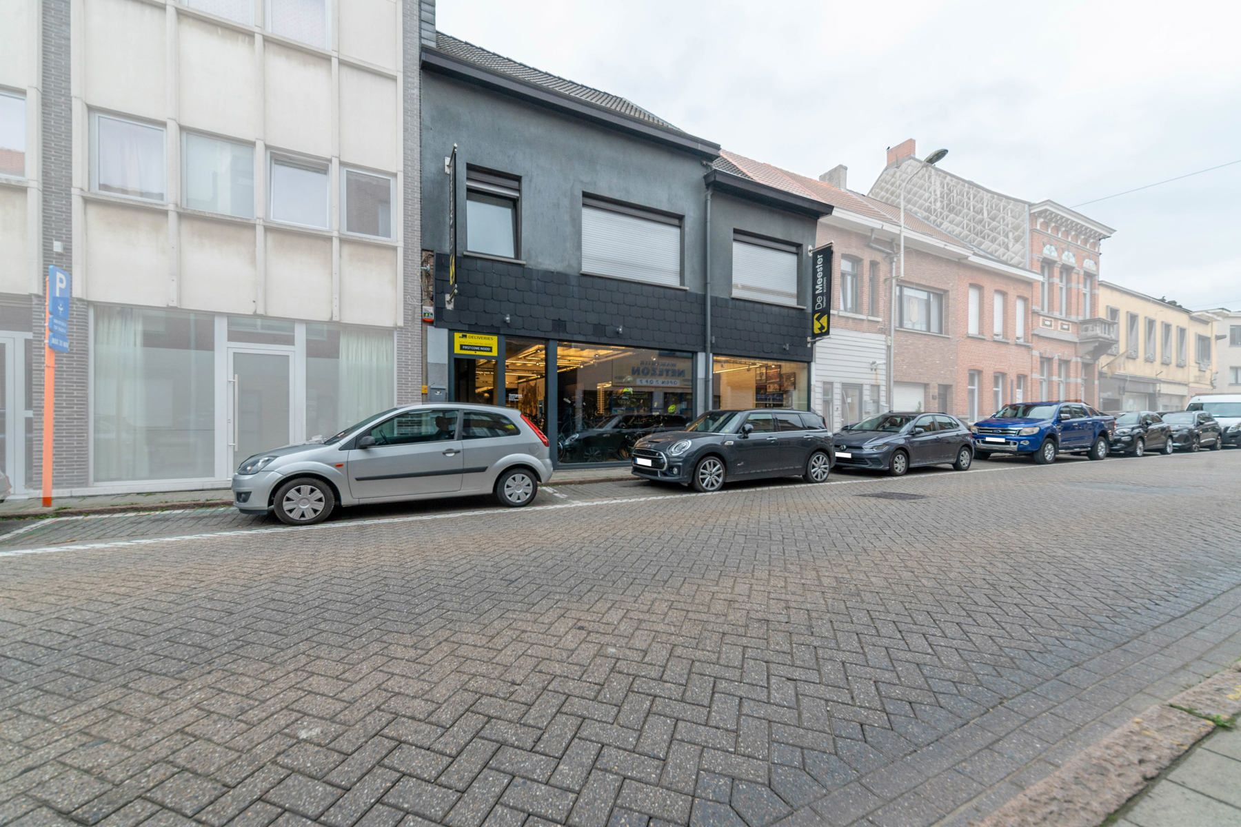 Centraal gelegen handelswoonst te Niel. foto {{pictureIndex}}