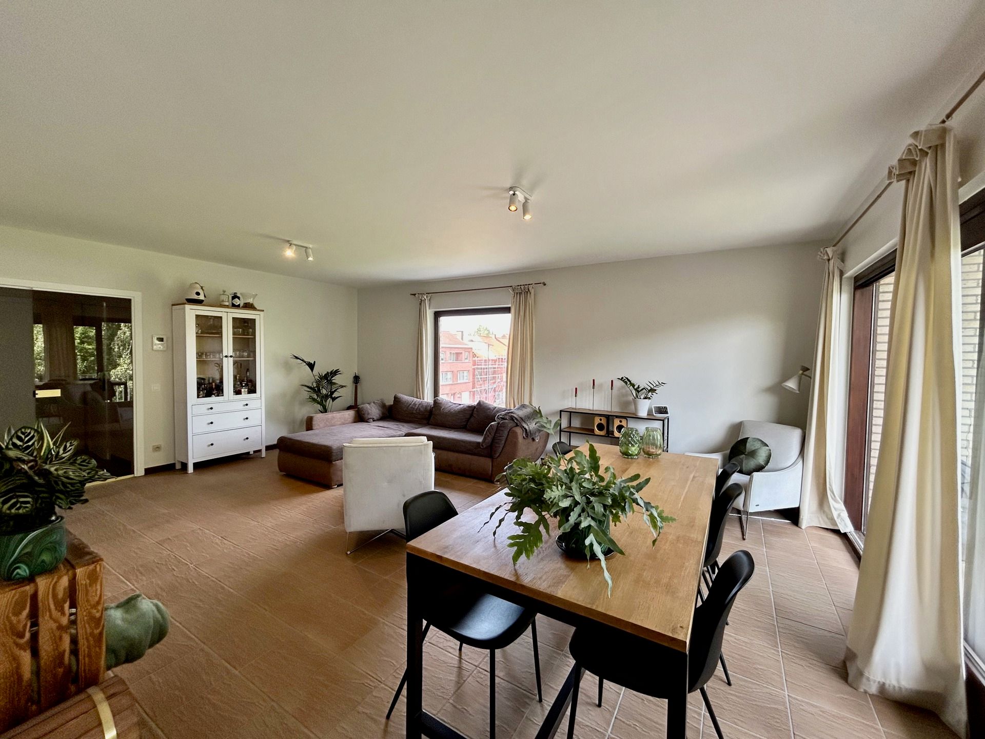 Ruim appartement met terras & garage. foto 4
