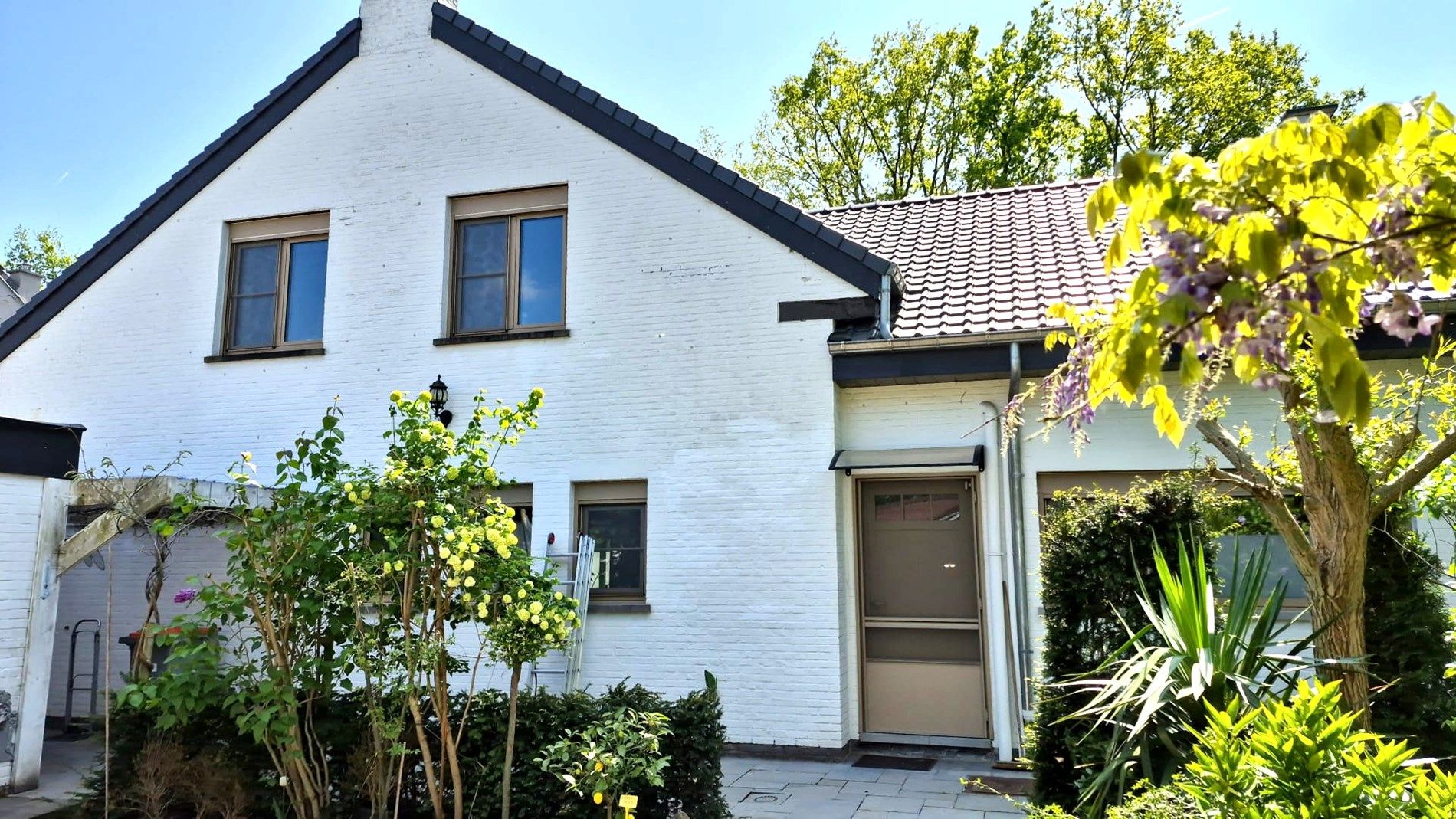 Comfortabele en vernieuwde gezinswoning met landelijke ligging te Eigenbilzen foto {{pictureIndex}}