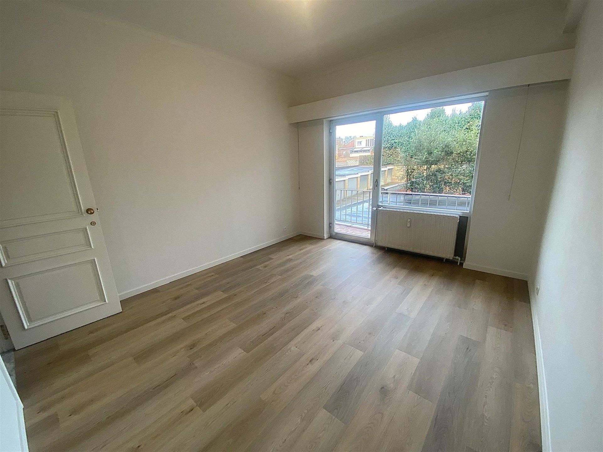 Zeer ruim appartement met drie slaapkamers en garage  foto 17