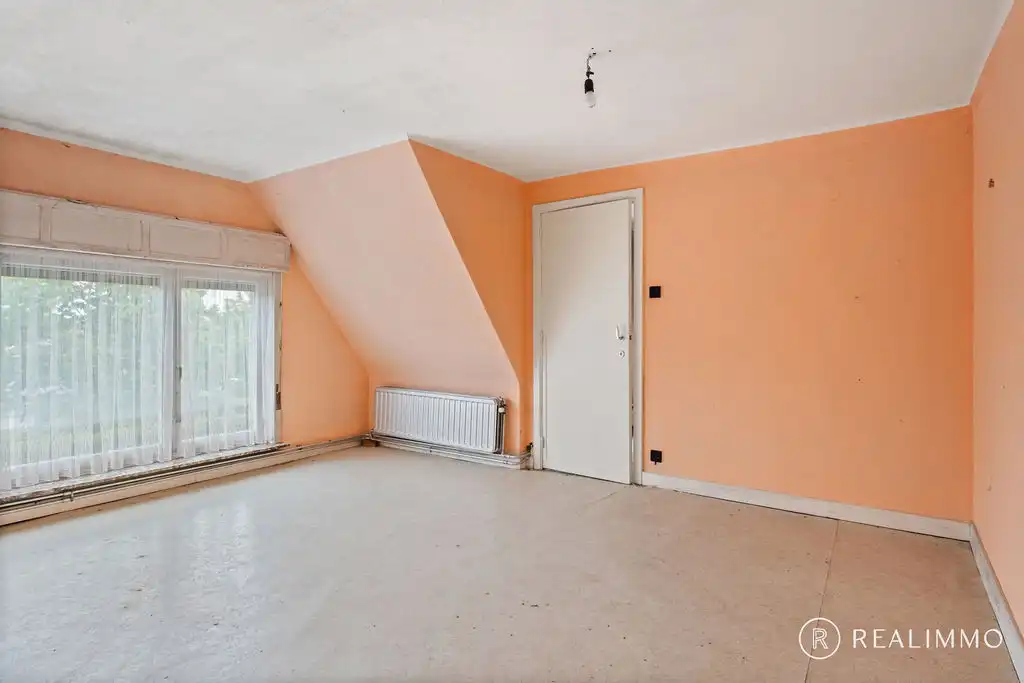 Ruime te renoveren woning met dubbele garage! foto 14