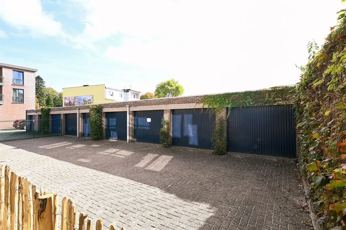 Gelijkvloers gerenoveerd appartement met tuintje foto 11