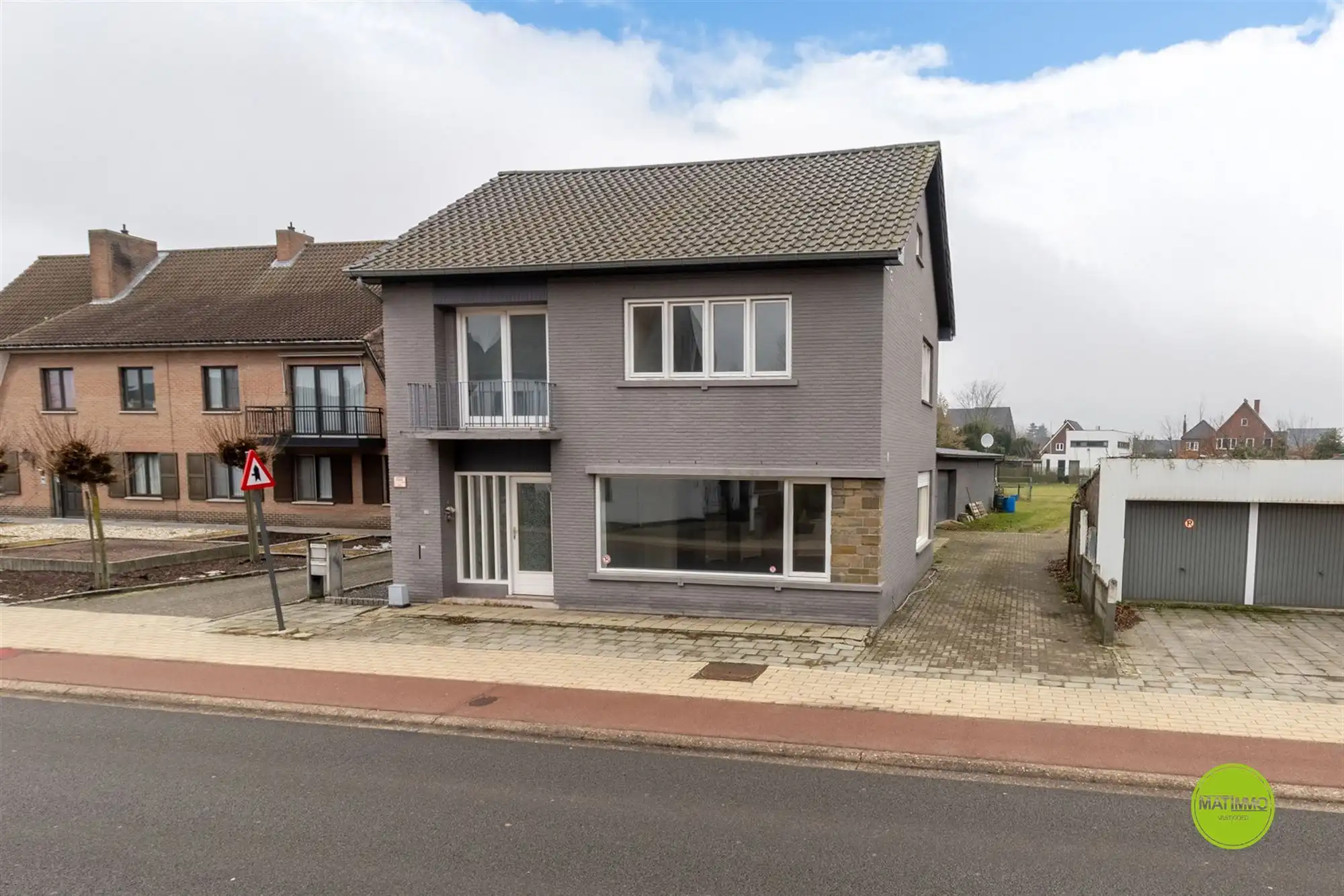 Ruim handelshuis met 4 slaapkamers én acherliggende grond foto 3