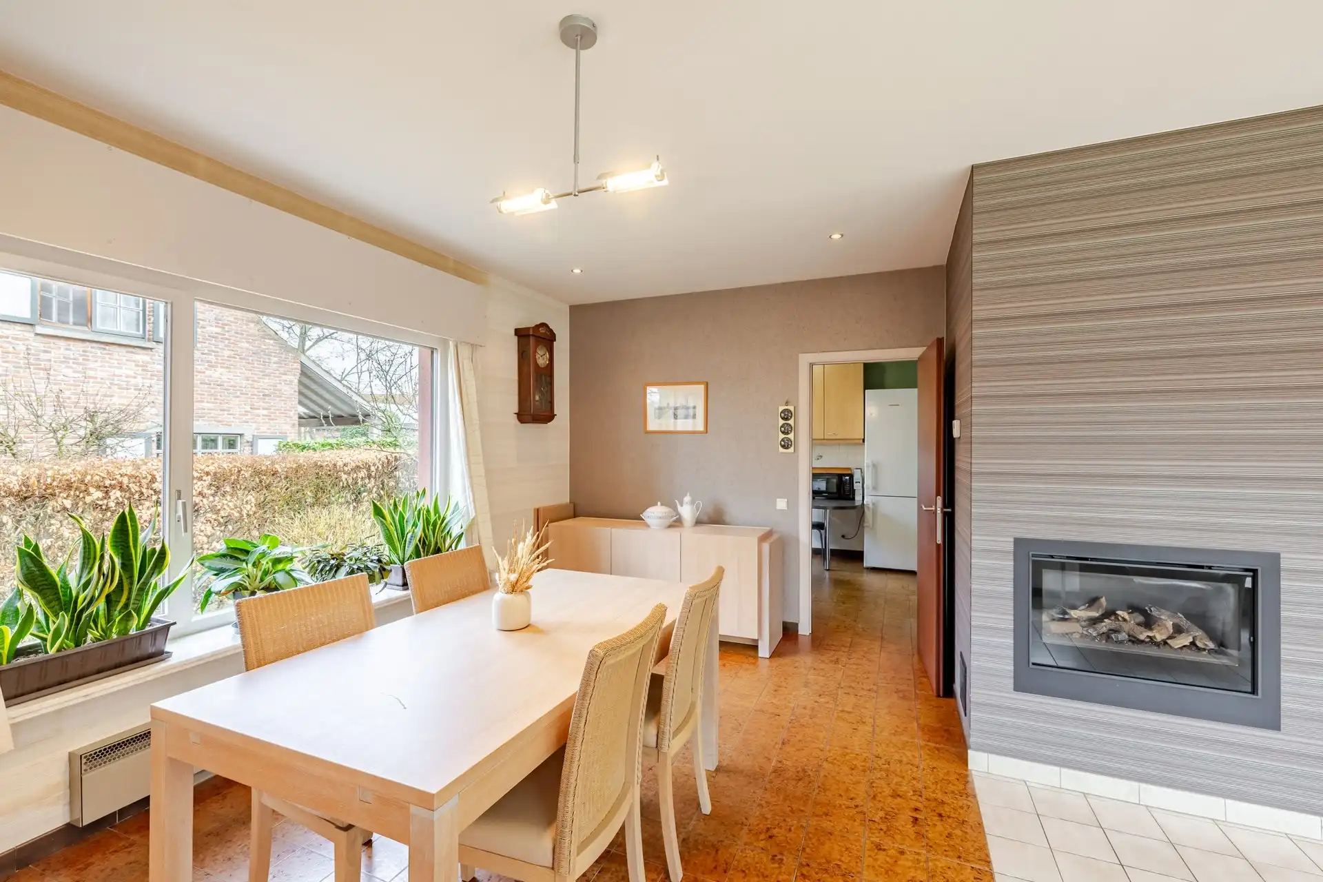 Bungalow met 4 slks, tuin en dubbele garage foto 6