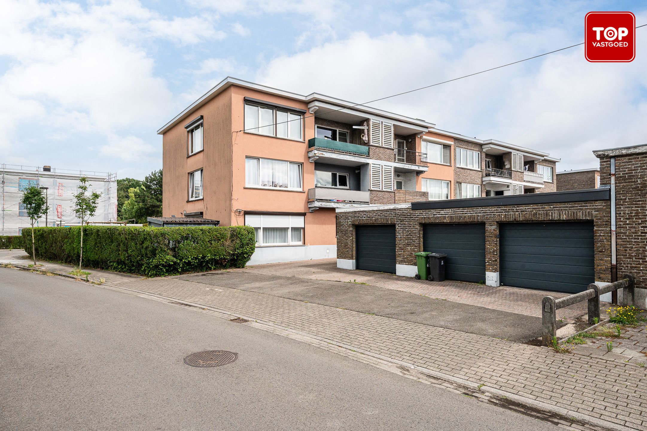 Instapklaar 2-slaapkamer appartement met garage en terras.  foto {{pictureIndex}}