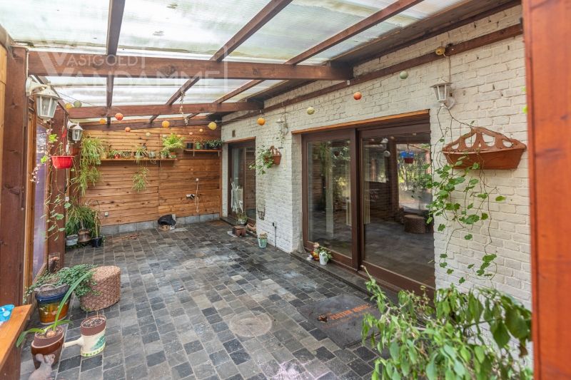 Magazijn/LOFT van +/- 300m² op een totale oppervlakte van 1826m² gelegen in woongebied. Mogelijkheid tot maken van grote loft/ 2 woningen/ ....onder voorbehoud goedkeuring stedenbouw! foto 11