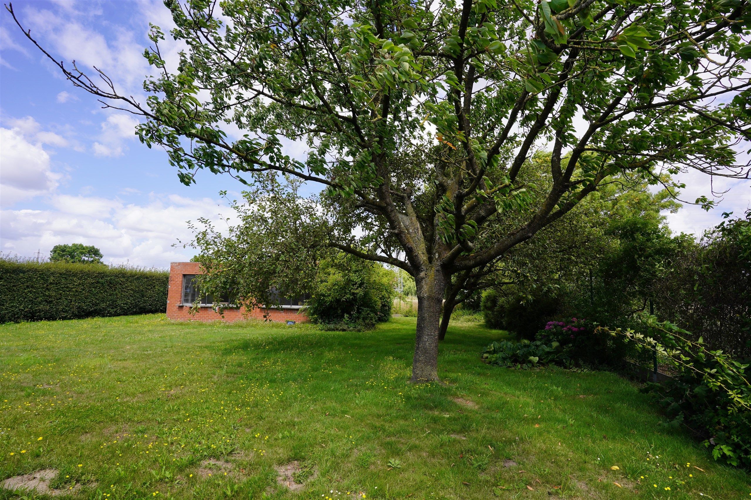 Kloeke en degelijke halfopen villa met landschappelijke verzichten!  foto 5