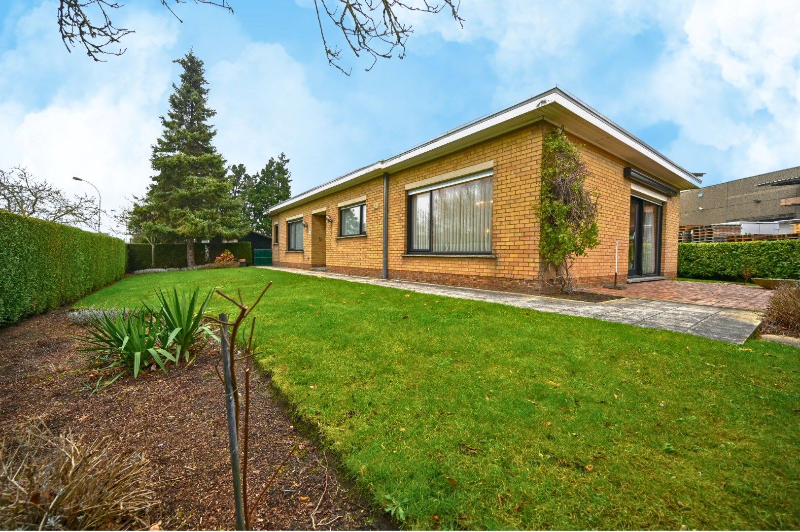 Deze alleenstaande bungalow woning is gelegen op fietsafstand van Brugge centrum. foto 2