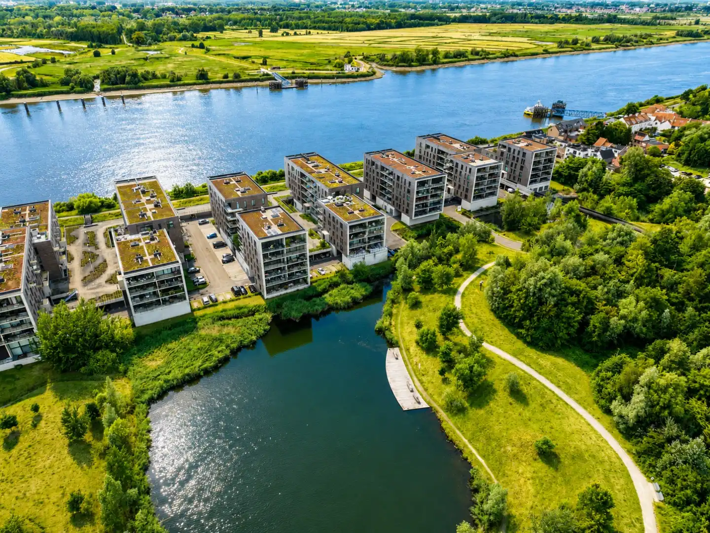Te huur: ruim, luxueus appartement (95 m²) met prachtig uitzicht! foto {{pictureIndex}}