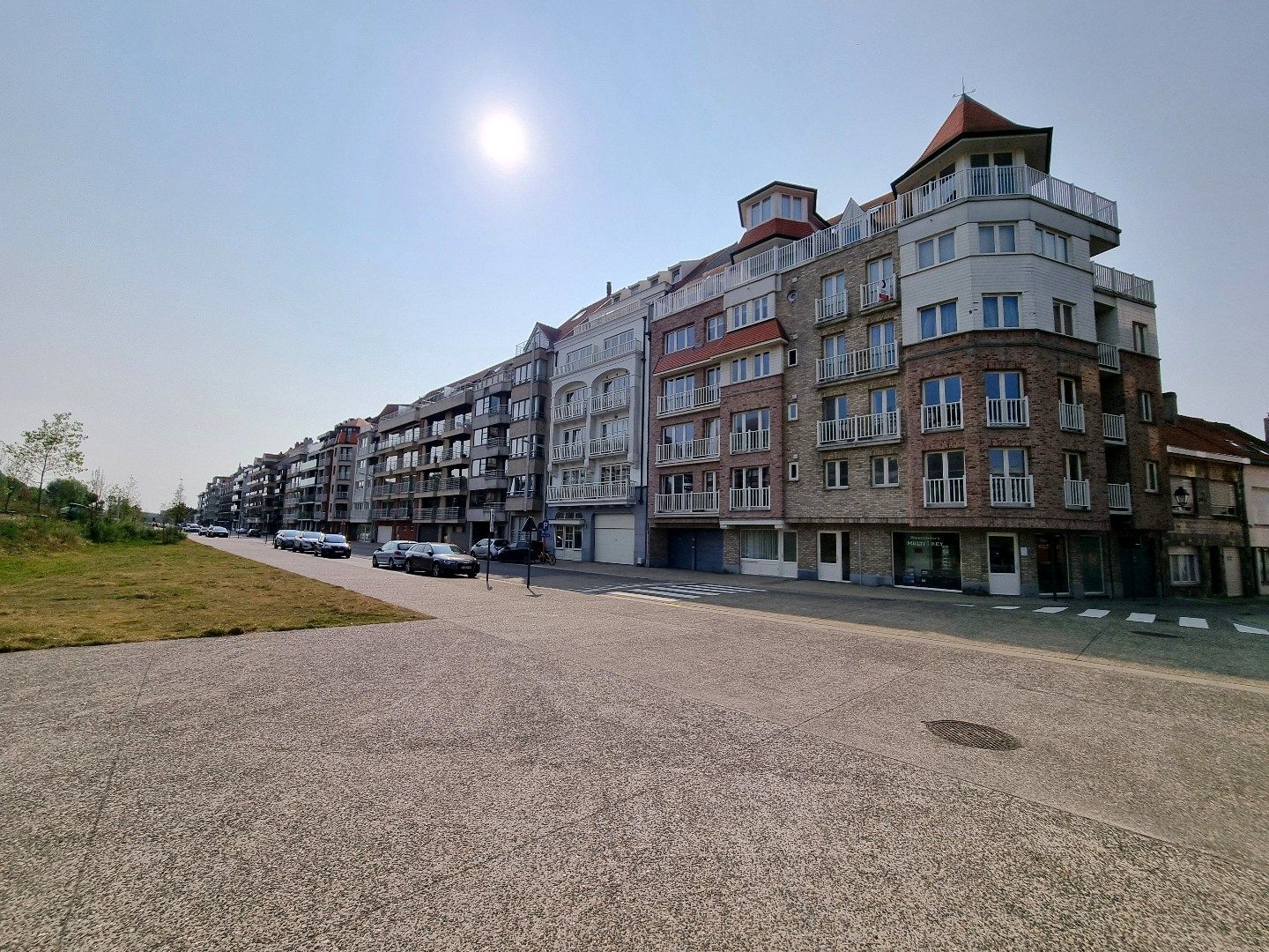 Ruim drieslaapkamerappartement met zonnig terras nabij de zeedijk van Heist. foto {{pictureIndex}}