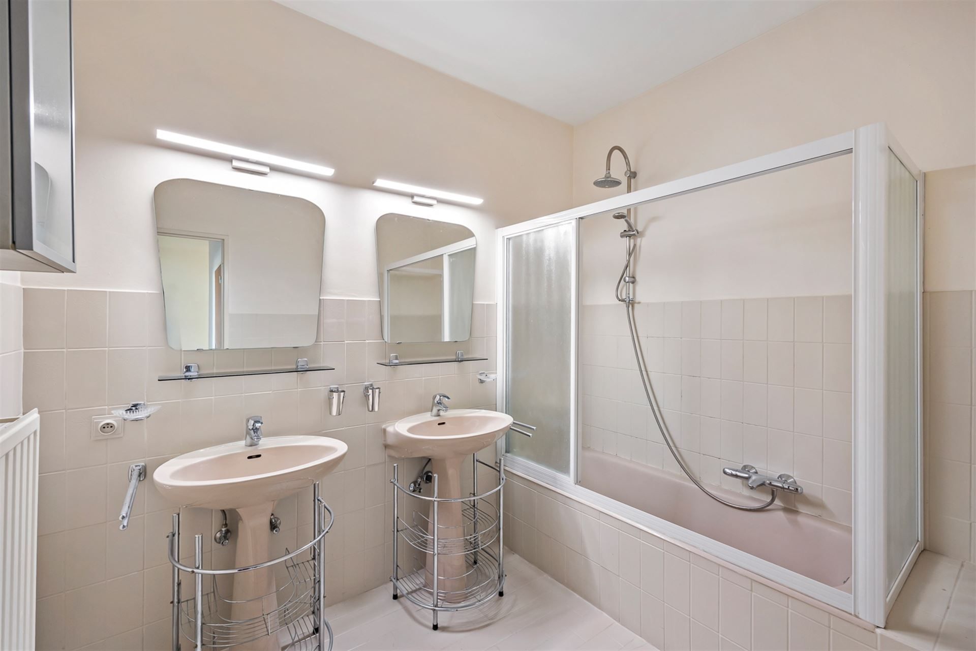 Rustig Gelegen Appartement met 2 Terrassen en Garage foto 11