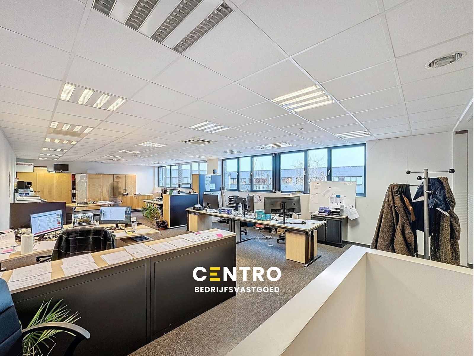 Instapklare KANTOREN (250m²) met 6 private parkeerplaatsen voor de deur te Brugge! Ideale uitvalsbasis naar kust en binnenland! foto {{pictureIndex}}