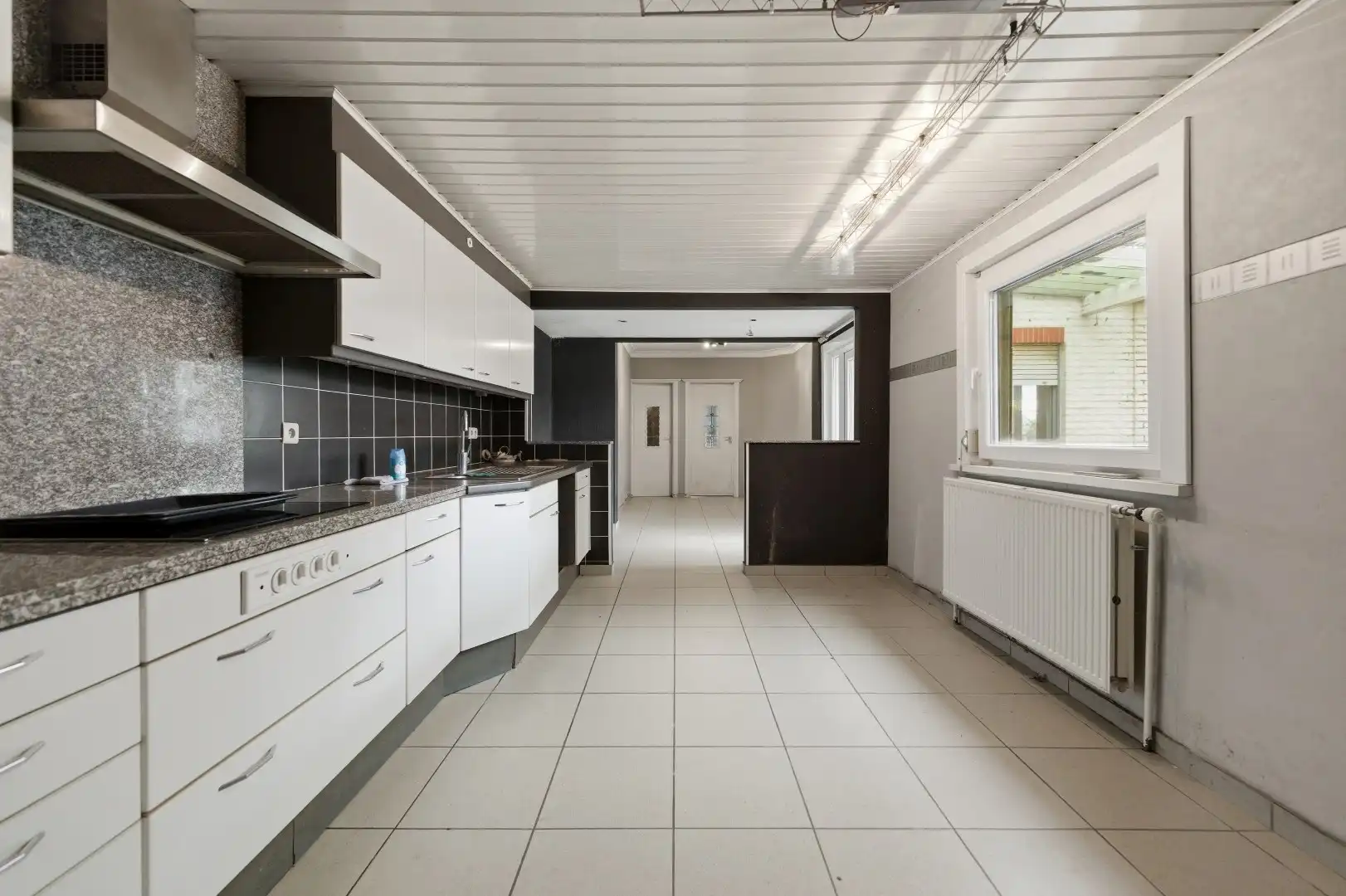 Op te frissen open bebouwing met veel ruimte en potentieel foto 8