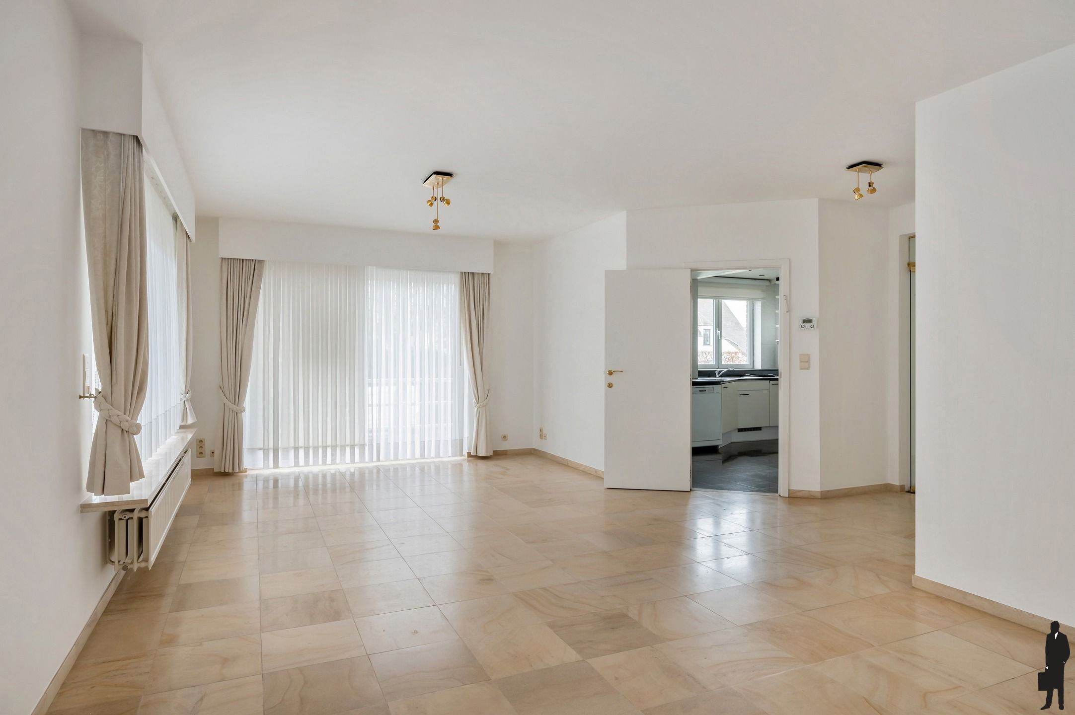 Ruim villa-appartement met 4 slaapkamers & garage foto 4