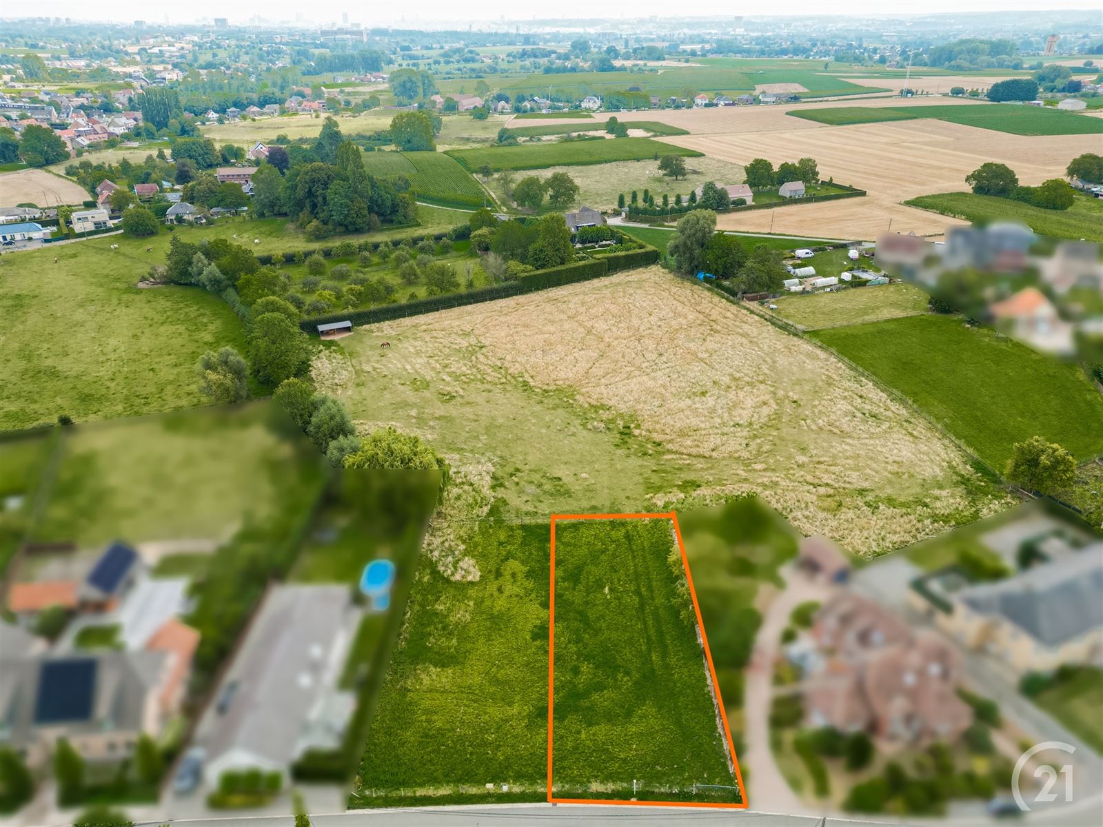Mooie bouwgrond in rustige straat foto {{pictureIndex}}