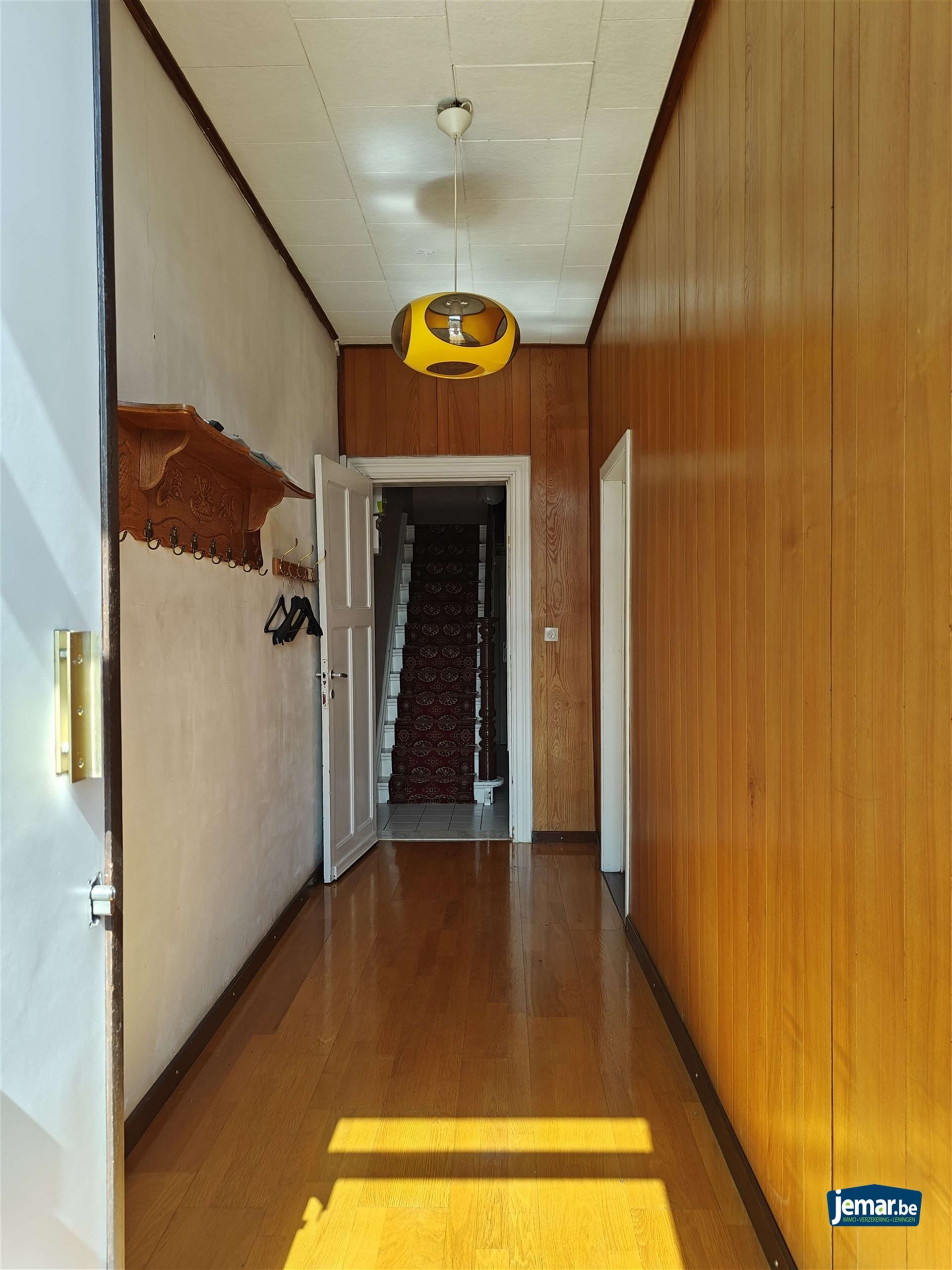 Ruime te renoveren woning met tuin, garages en eindeloos potentieel in Maasmechelen. foto 3