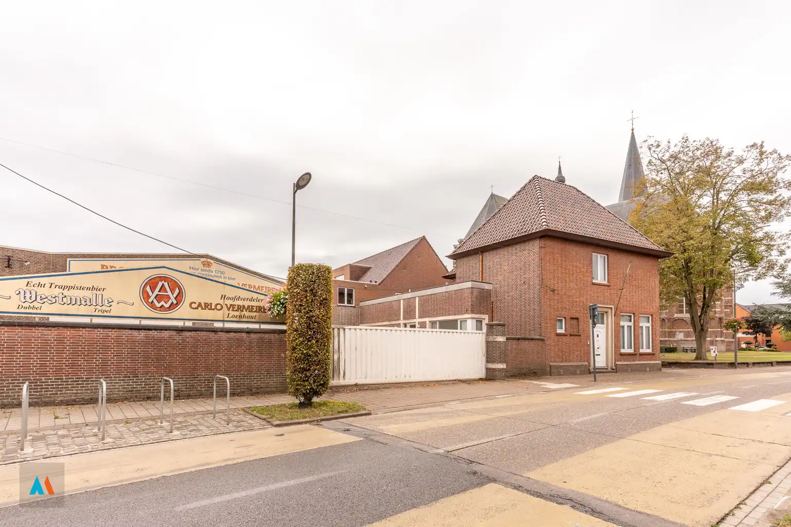 Gezinswoning met ruime loods foto 23