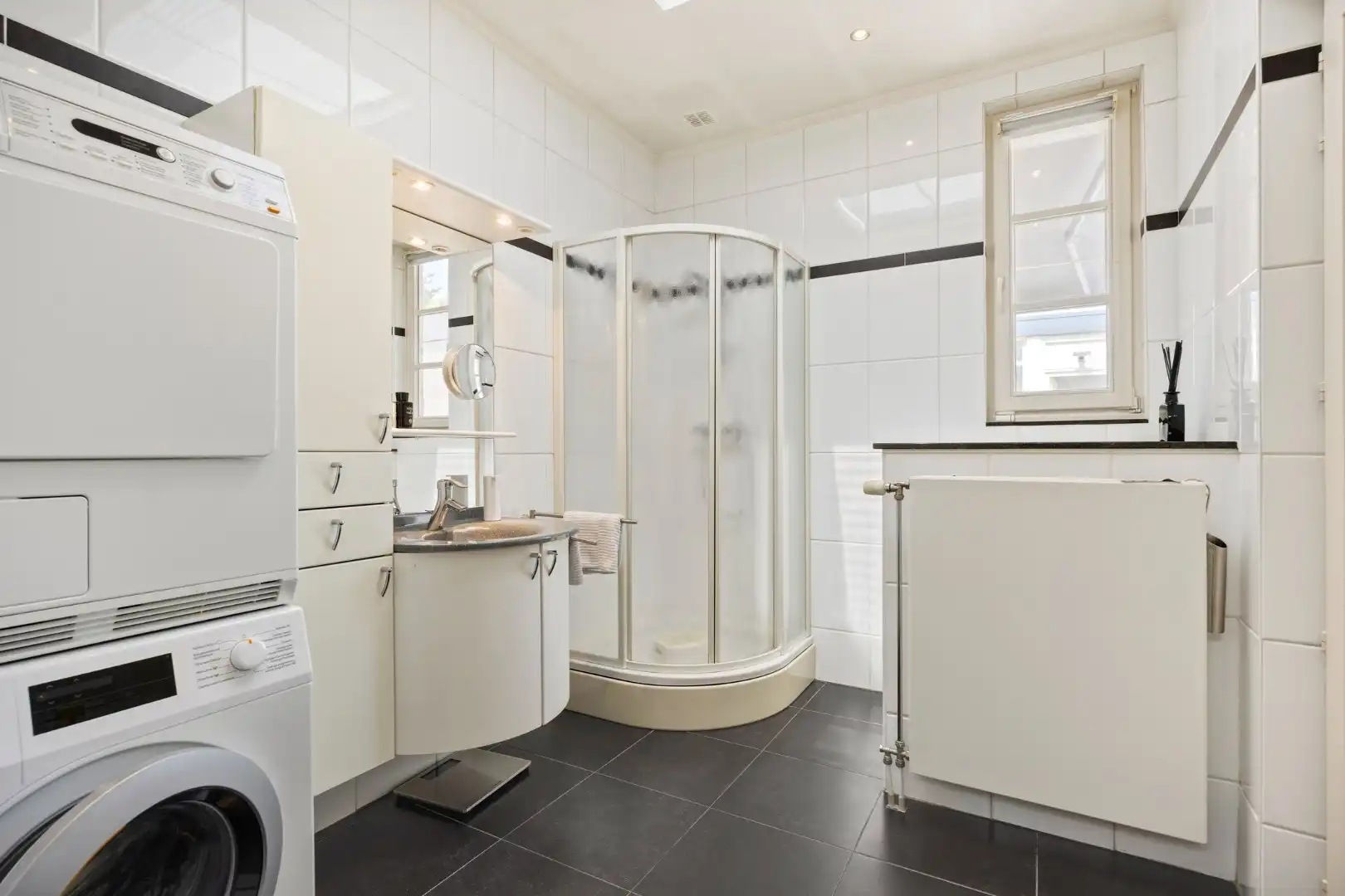 Ruime handelswoning met terras, dubbele garage en 2 parkeerplaatsen in Mol-centrum ! foto 8